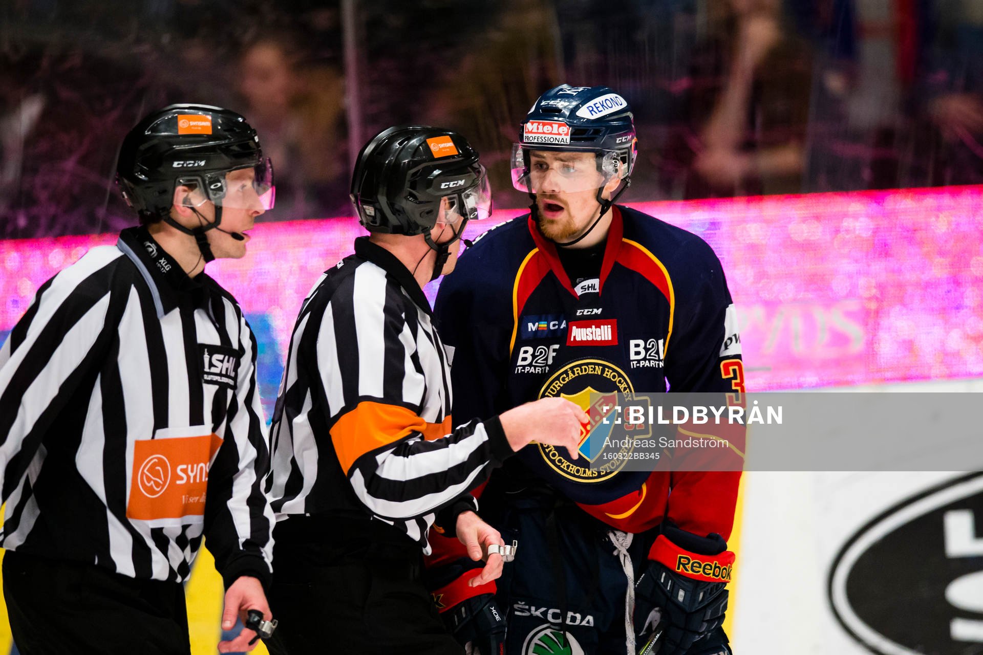 Djurgårdens Daniel Brodin samtalar med domare Linus Öhlund