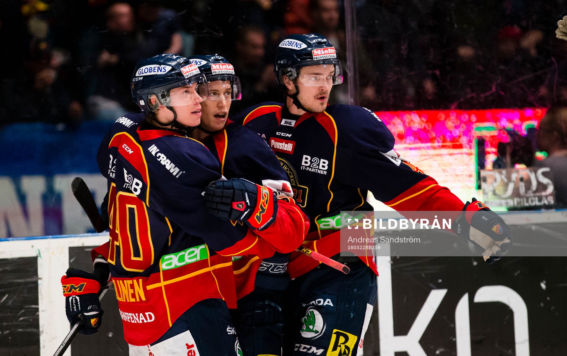 Djurgårdens Robin Alvarez (m) gör 1-2 och firar med