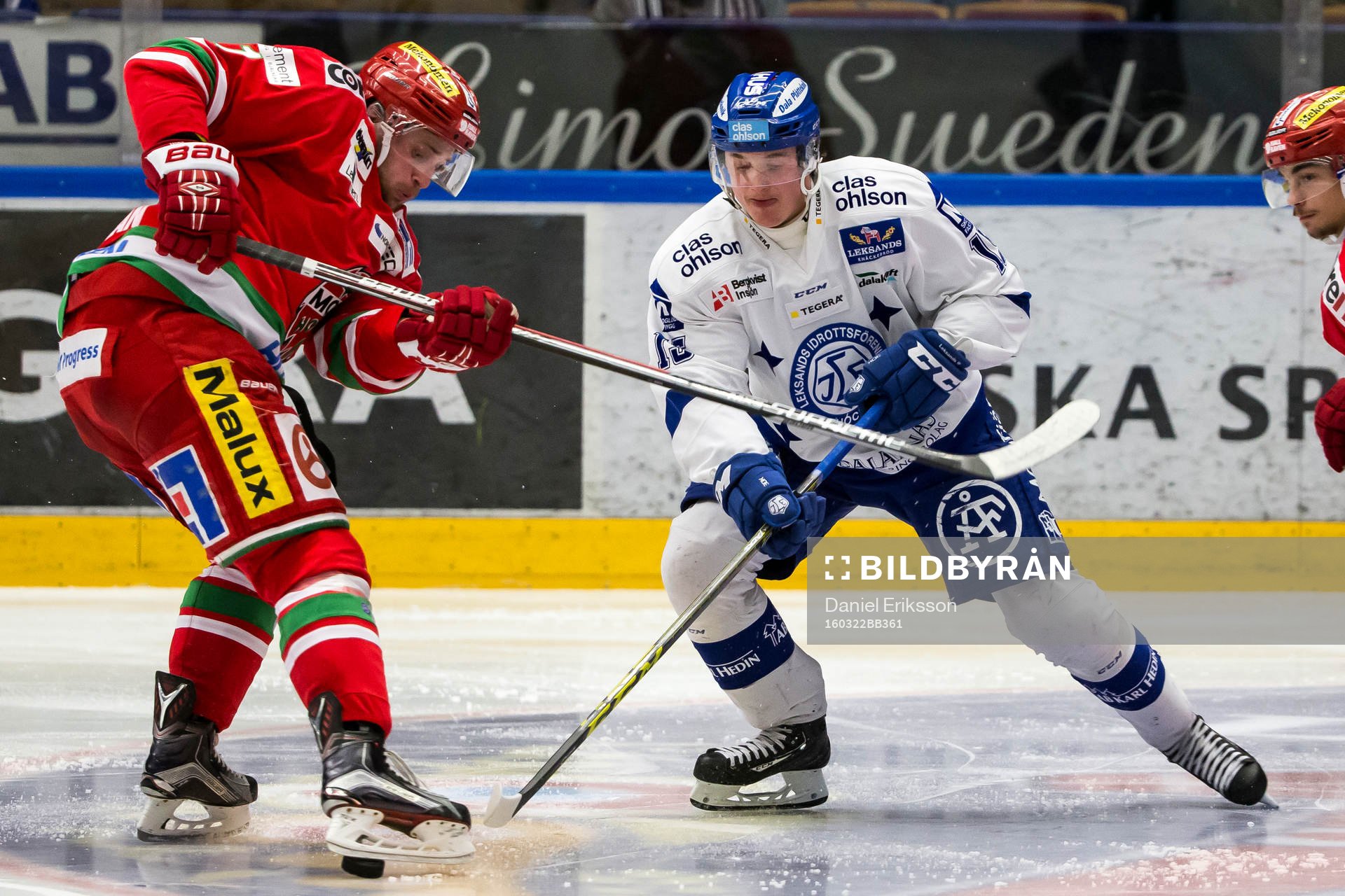 Leksands Johan Porsberger i kamp om pucken med Modos Niklas