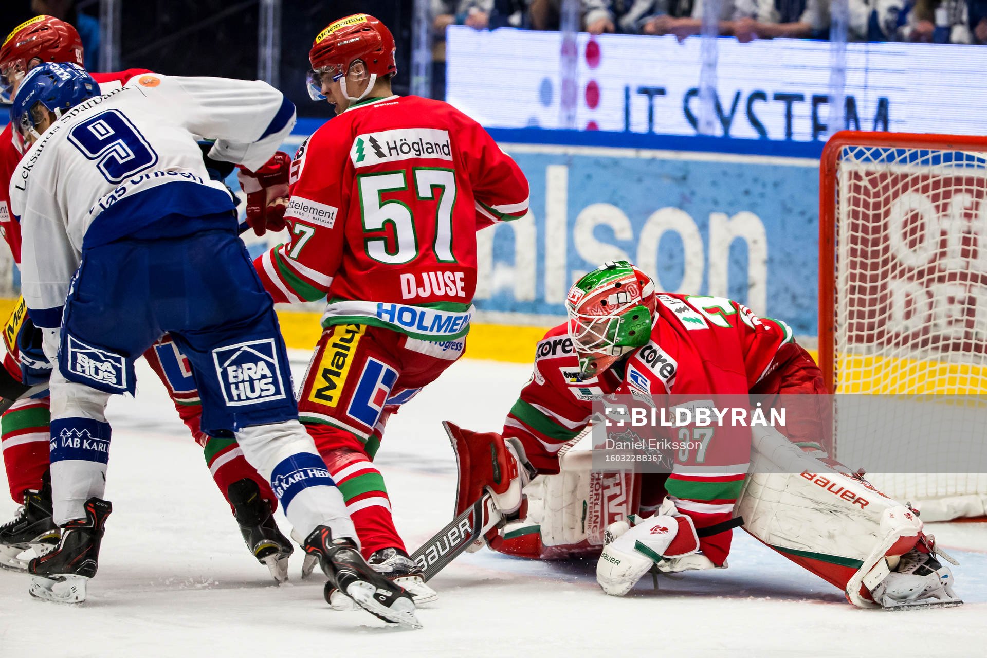 Modos målvakt Adam Reideborn bakom Modos Emil Djuse och
