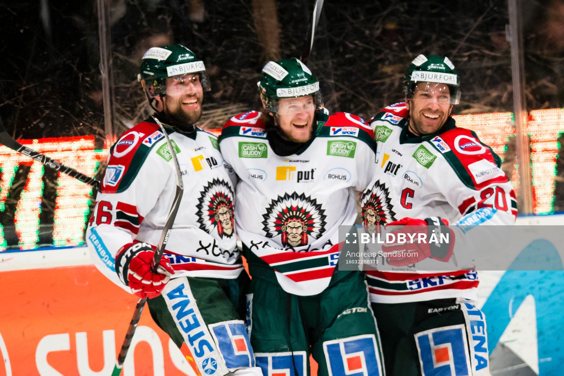 Frölundas Anton Axelsson (m) gör 1-3 och firar med