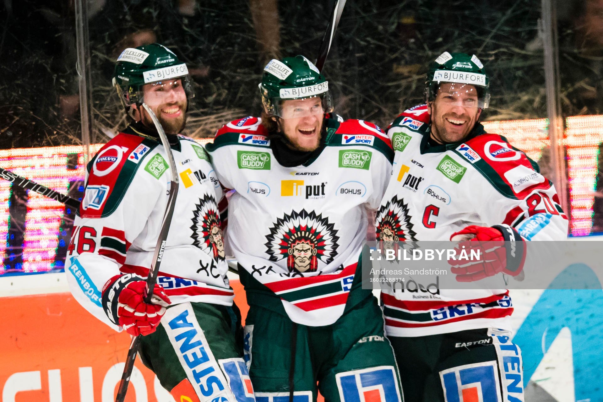 a vänster) gör 1-3 och firar med Christoffer Persson (v),