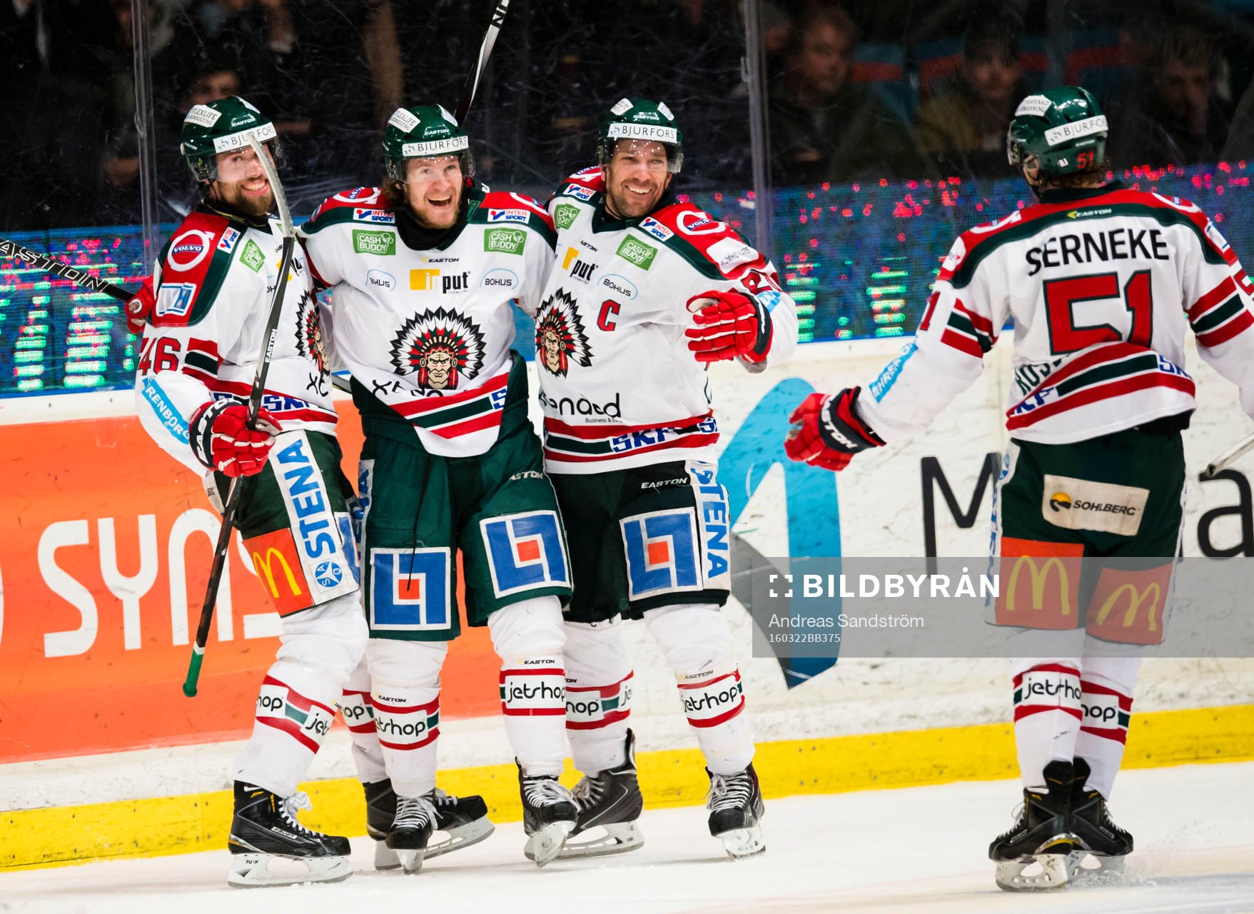a vänster) gör 1-3 och firar med Christoffer Persson (v),