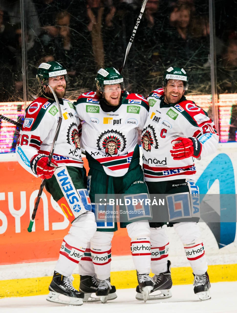 a vänster) gör 1-3 och firar med Christoffer Persson (v),