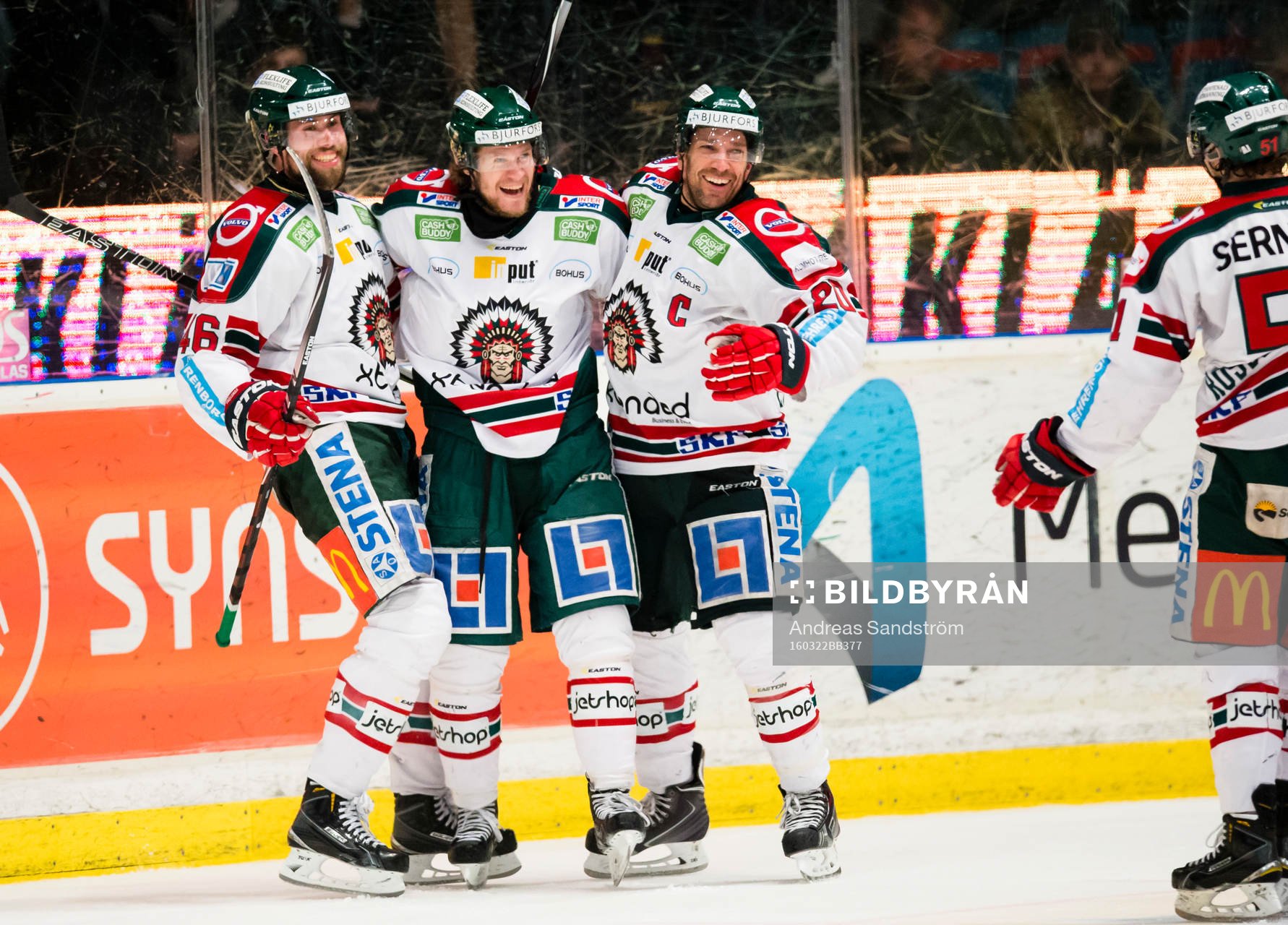 a vänster) gör 1-3 och firar med Christoffer Persson (v),