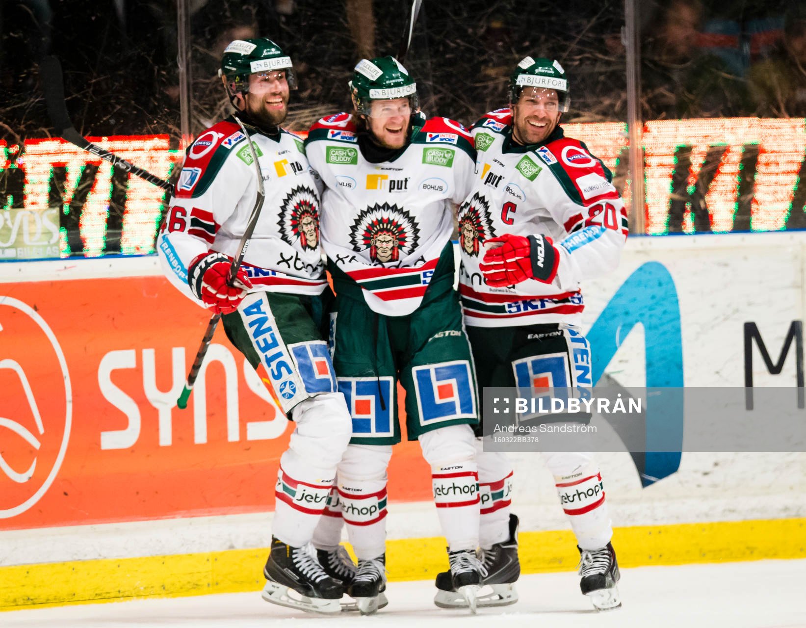 Frölundas Anton Axelsson (m) gör 1-3 och firar med