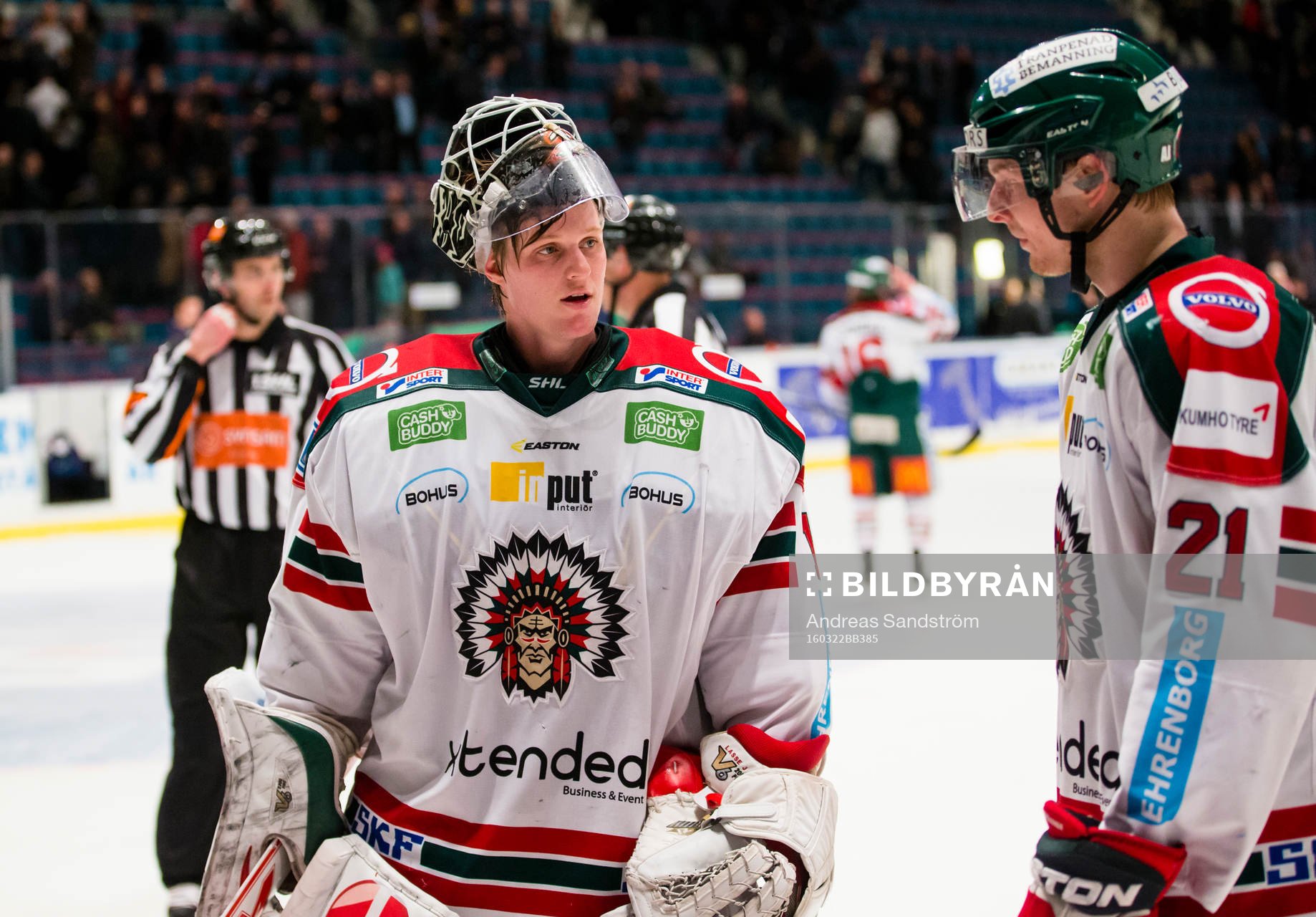 Frölundas målvakt Lars Johansson samtalar med Christoffer
