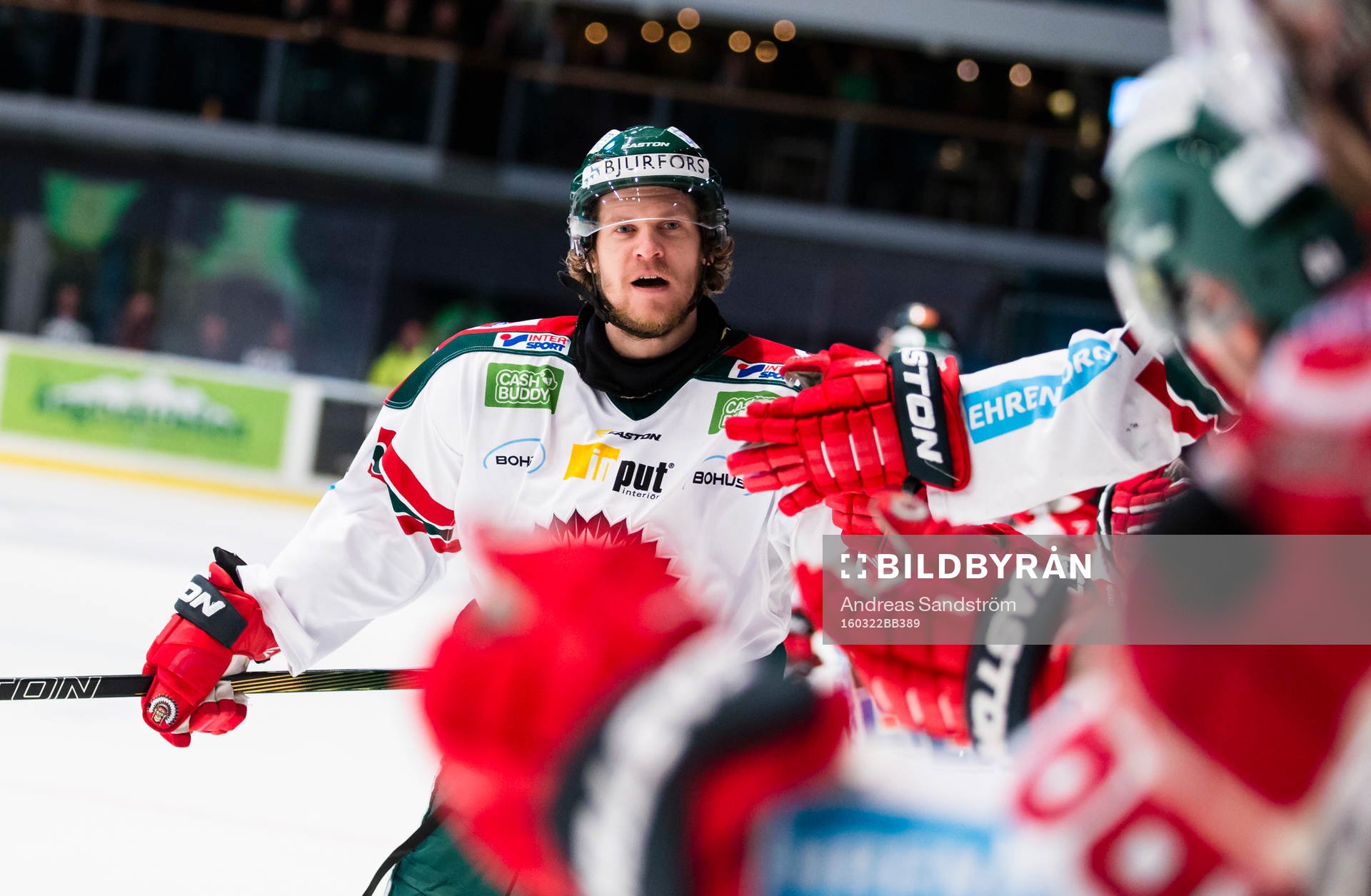Frölundas Anton Axelsson gör 1-3 och firar med spelarna i