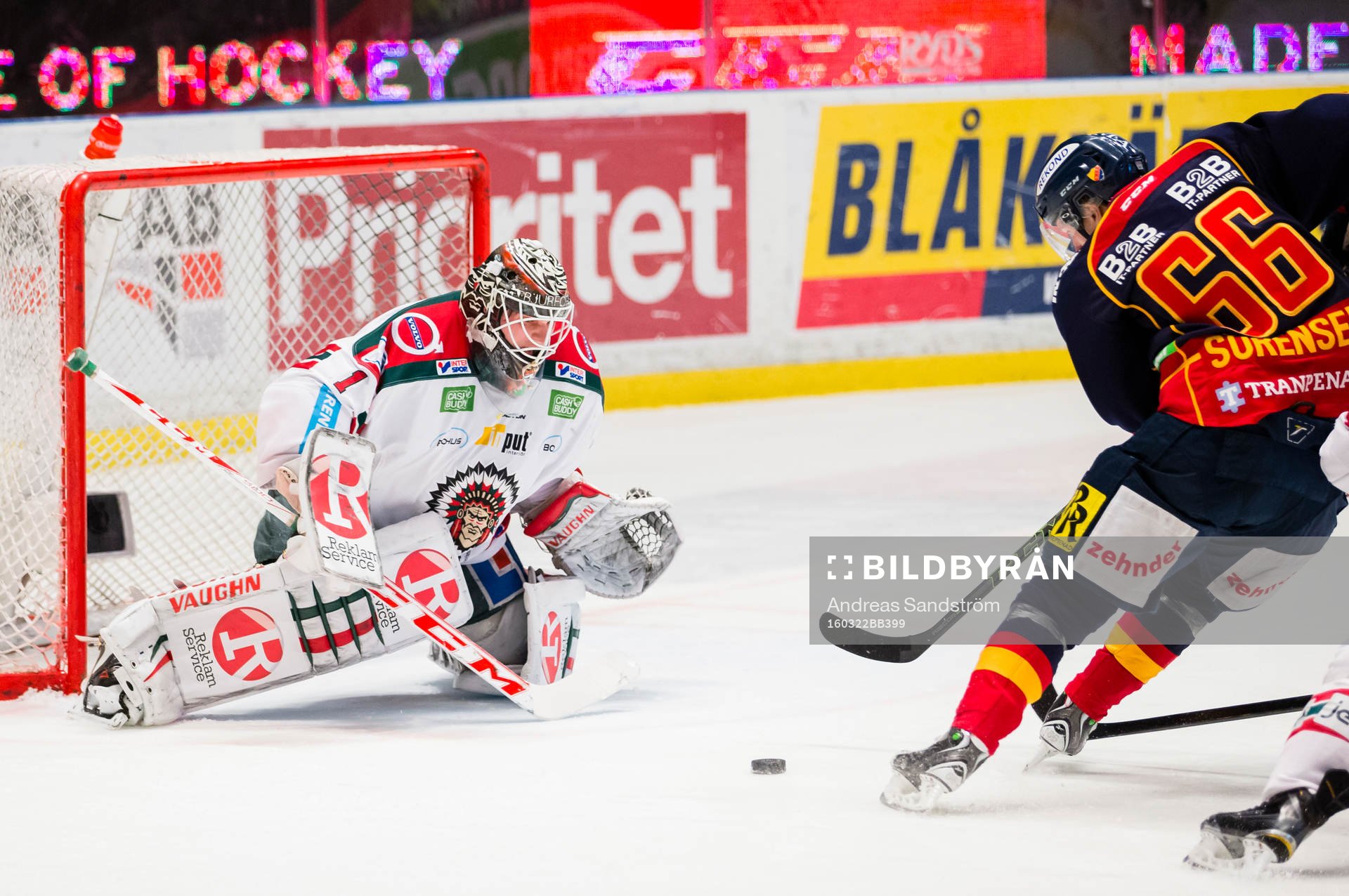 Djurgårdens Marcus Sörensen försöker få in pucken