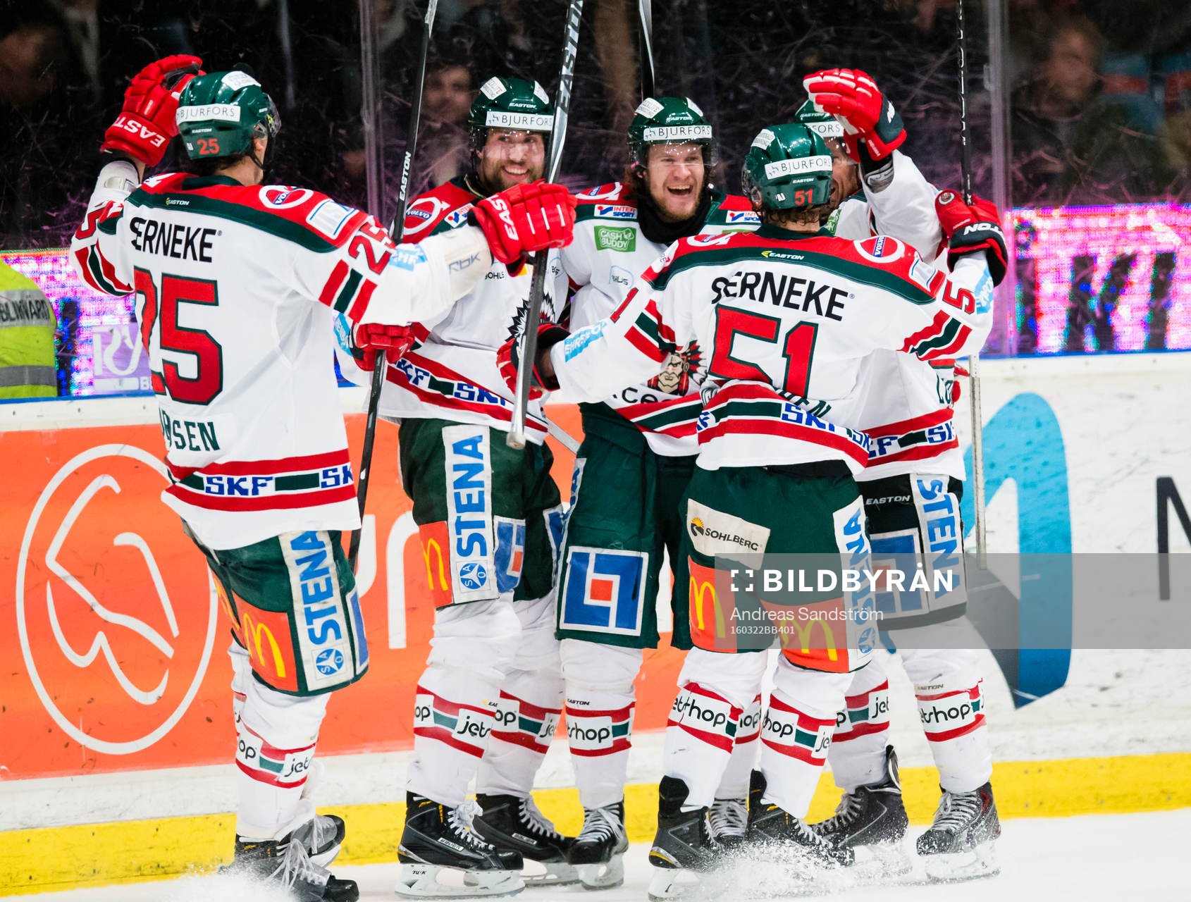 Frölundas Anton Axelsson (m) gör 1-3 och gratuleras av