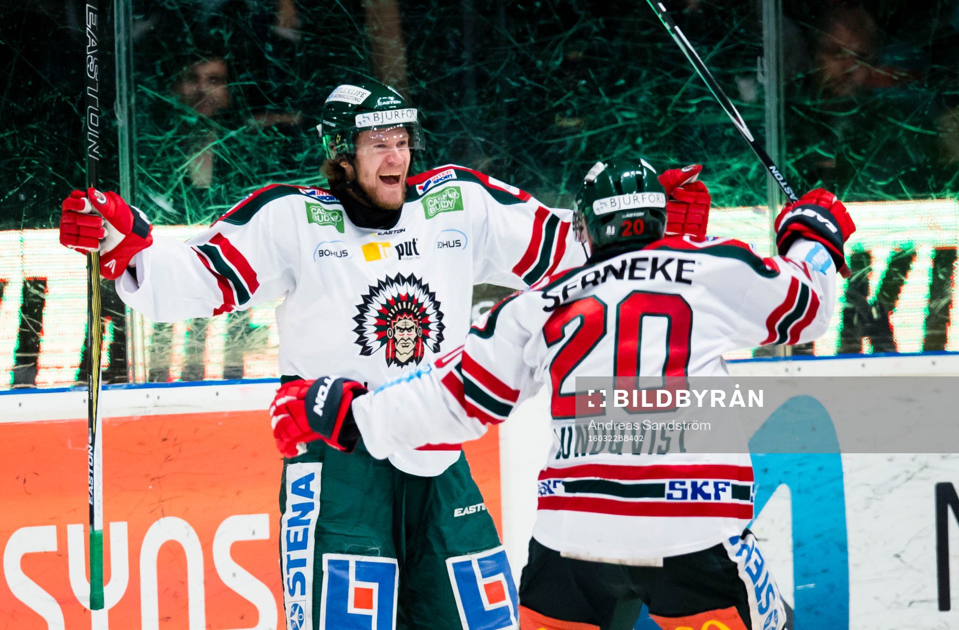 Frölundas Anton Axelsson gör 1-3 och gratuleras av Joel
