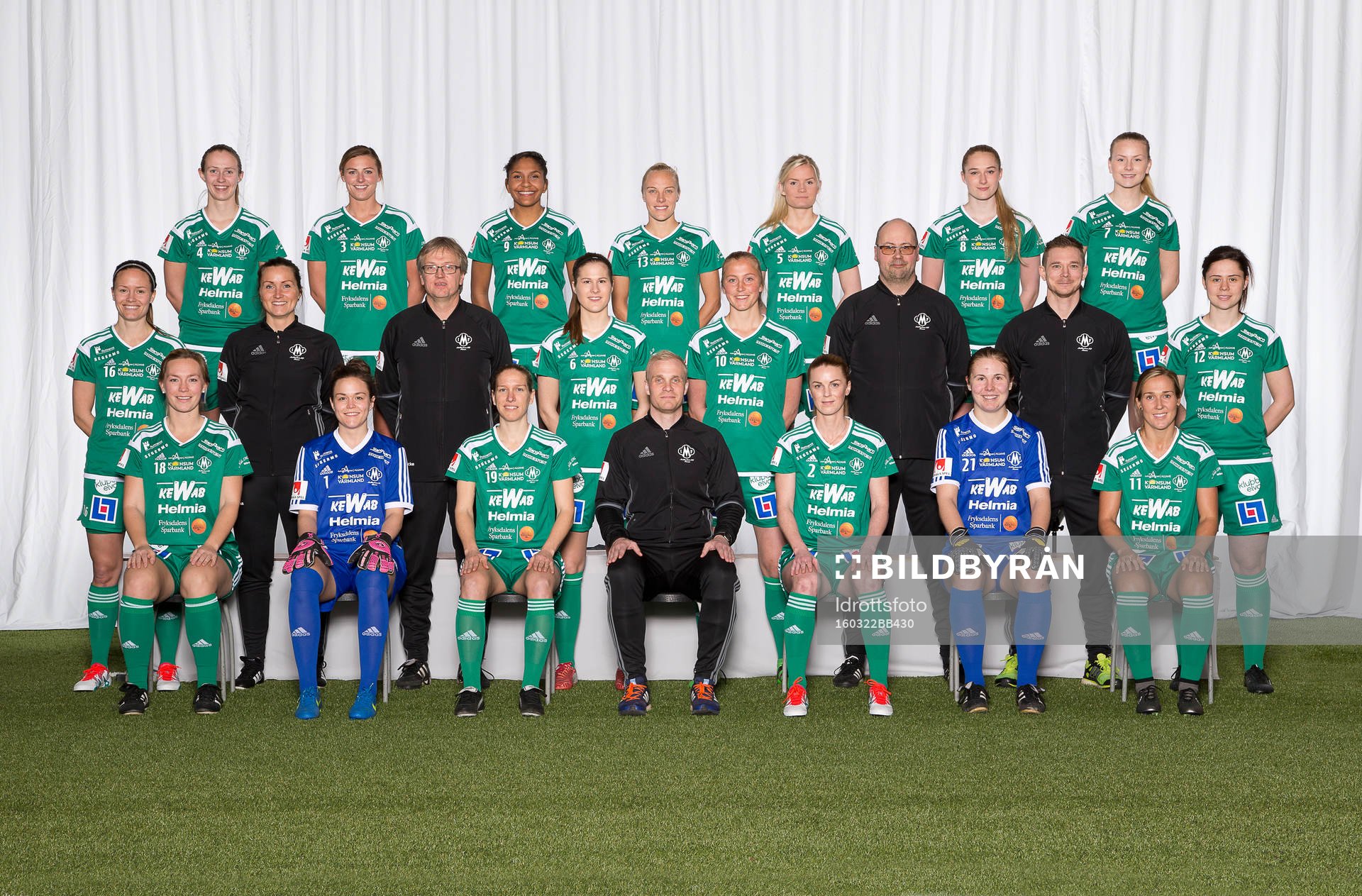 Lagbild för Mallbacken den 22 mars 2016 i Karlstad. Bakre ledet fr. v. Eilish McSorley, Anna Green, Madelen Janogy, Tameka Butt, Clara Alm, Emelie Andersson, Hedvig Pettersson. Mittenledet fr. v. Elin Nyman, Helena Frykestam (Ass Tränare), Mikael Eriksson (Lagledare), Sarah Bergman, Julia Karlernäs, Lars Olsson(Lagledare), Viktor Sundström (Fystränare), Zoe Ness. Sittande fr. v. Sandra Andersson, Lee Alexander, Frida Broström, David Uvenclir (Tränare), Therese Stolpe, Emma Johansson, Kirsty Yallop.