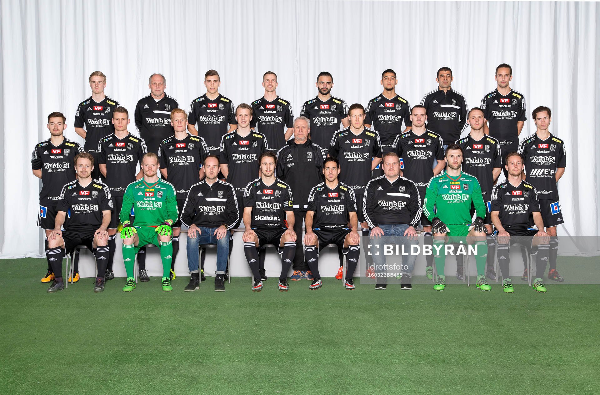 Lagbild för Carlstad den 22 mars 2016 i Karlstad. Bakre ledet fr. v. Jesper Karlsson, Leif Olsson (Lagledare), Ted Åhlund, Stefan Jadnert, Lawand Haidar, Marcelo Oyarzo, Loae Al-Hag (Fystränare/Massör), Oscar Lander. Mittenledet fr. v. David Korneliusson, Jonas Olsson, Simon Klänge, Ludvig Grahn, Jan-Erik Jernberg (Lagledare), John Stenberg, Sebastian Bellander, Albin Lekiqi, Claes Nyman. Sittande fr. v. Simon Molander, Mathias Karlsson, David Ekelund (Huvudtränare) André Jernberg, Bastian Rojas Diaz, Patrik Josefsson (Målvaktstränare), Mirhad Abdijanovic, Sebastian Carlsson.