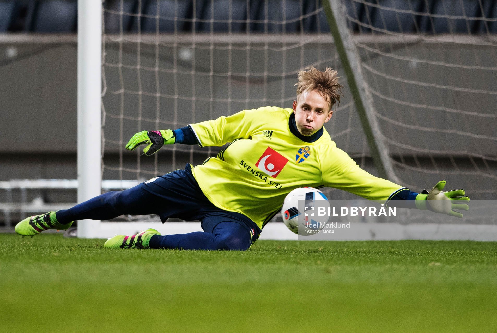 Patrik Carlgren under Sveriges fotbollslandslags träning den 22 mars 2016 i Stockholm.