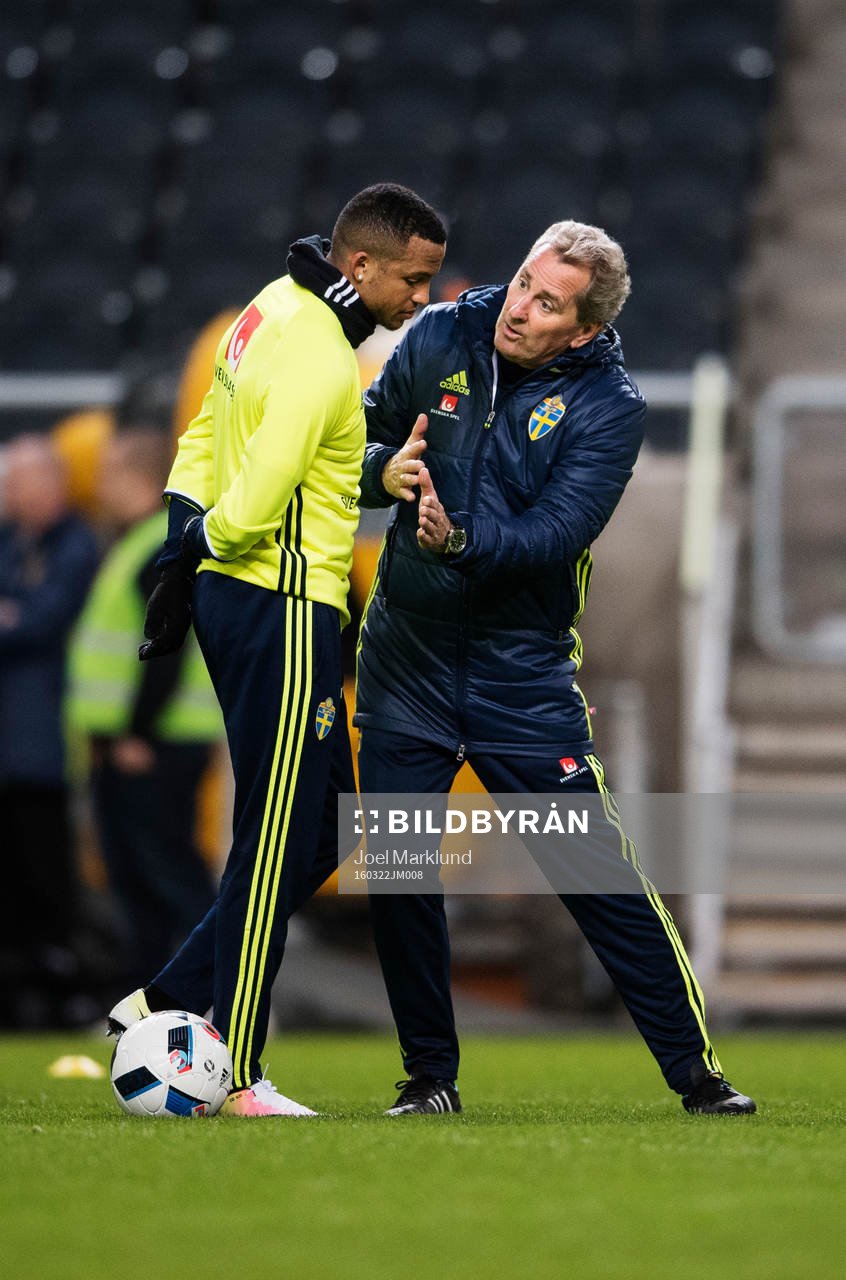 Martin Olsson i samtal med förbundskapten Erik Hamrén
