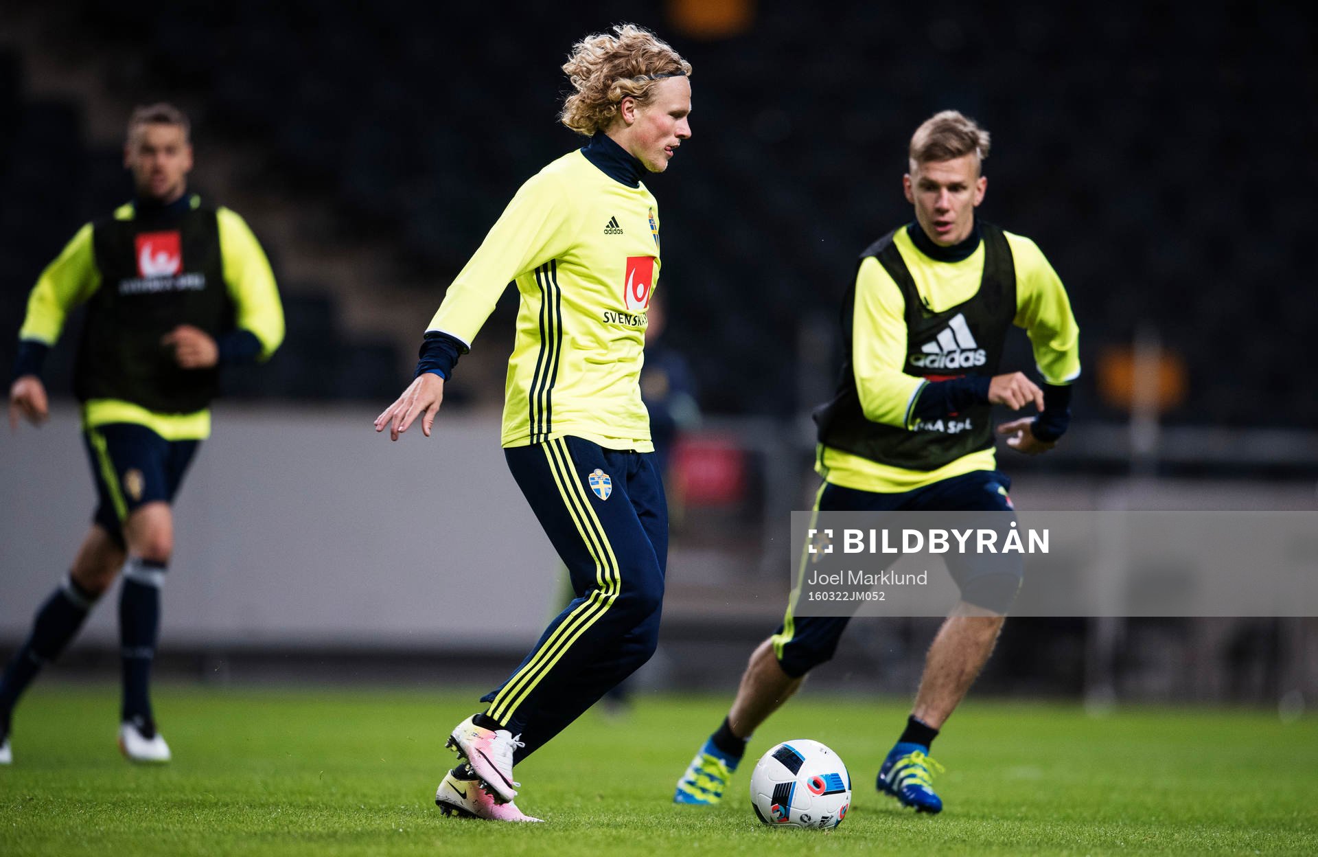 Oscar Hiljemark framför Pontus Wernbloom
