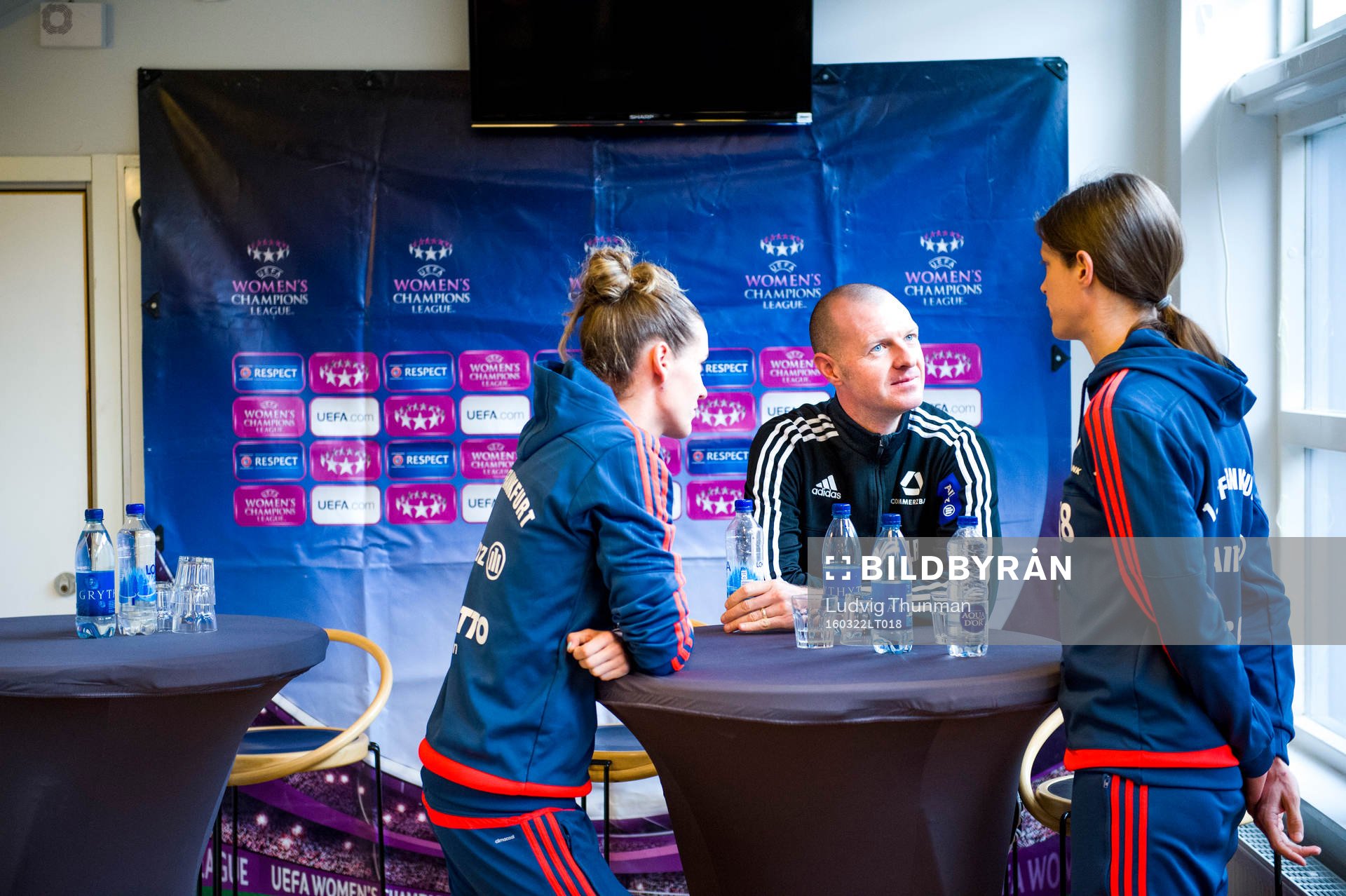 Frankfurts Desirée Schumann, tränare Matt Ross och Kerstin Garefrekes i samtal efter en presskonferens med Rosengård inför matchen i damernas Champions League 22 mars 2016 i Malmö.