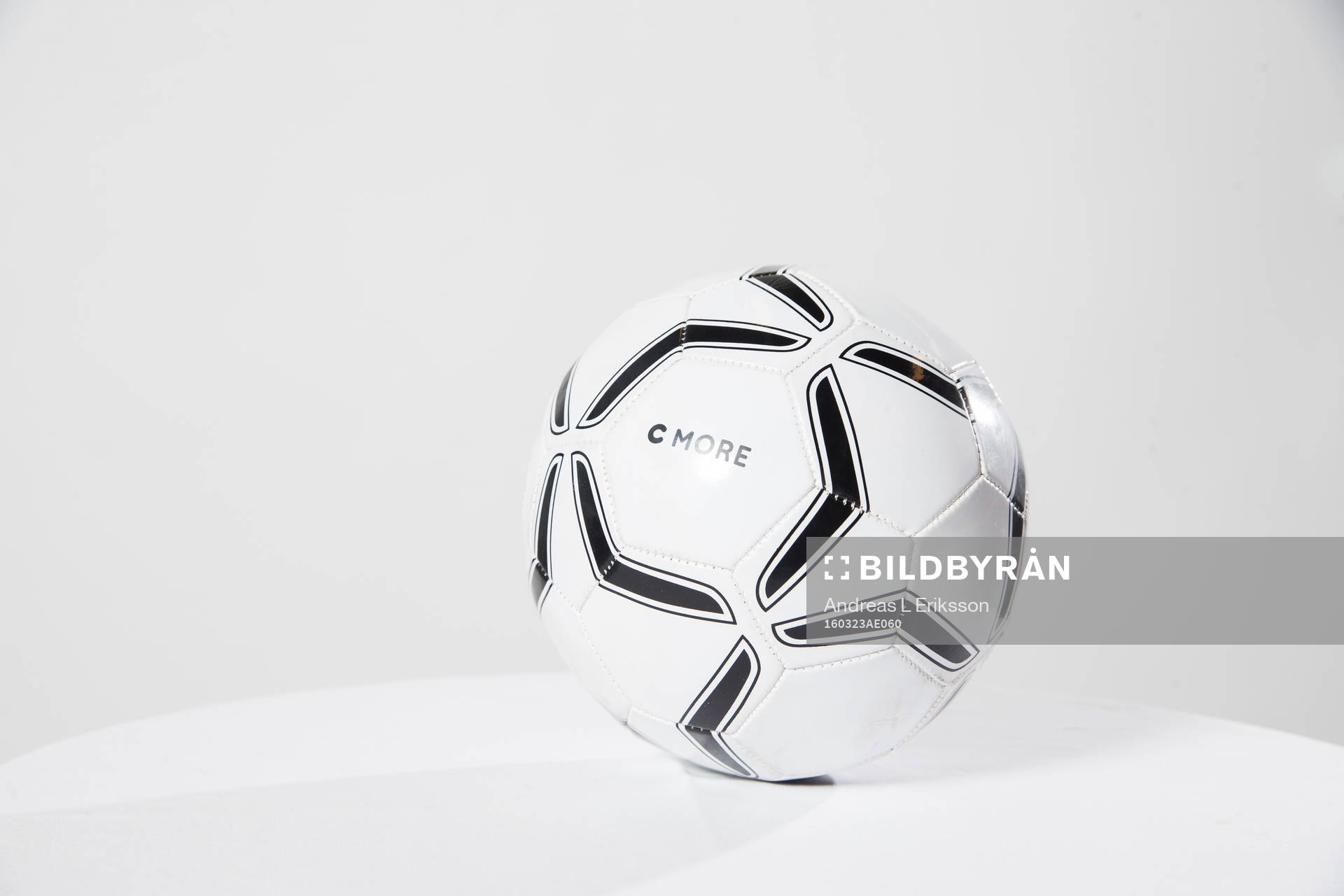 En fotboll med Cmores logotyp