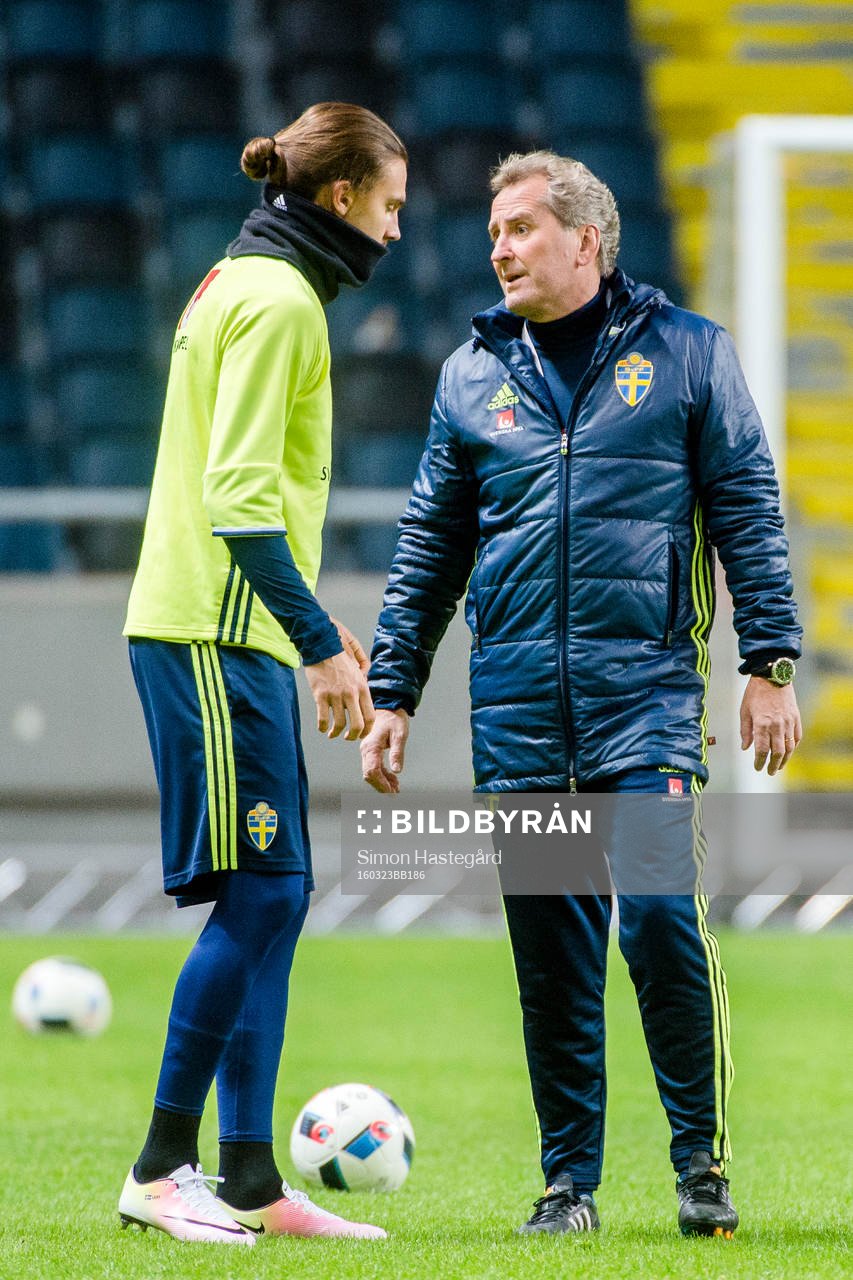 Sveriges förbundskapten Erik Hamrén  i samtal med Erik
