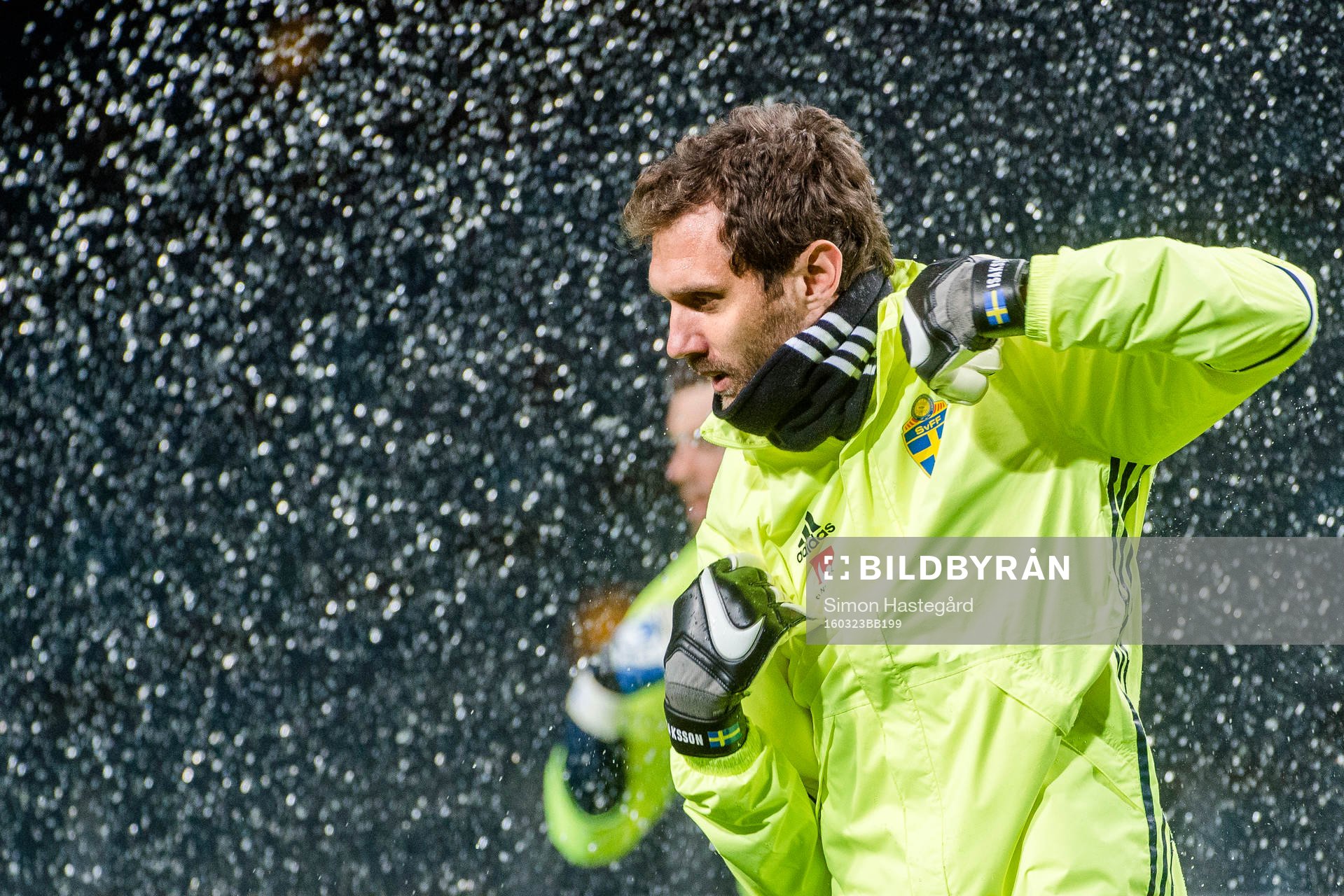 Sveriges målvakt Andreas Isaksson springer genom