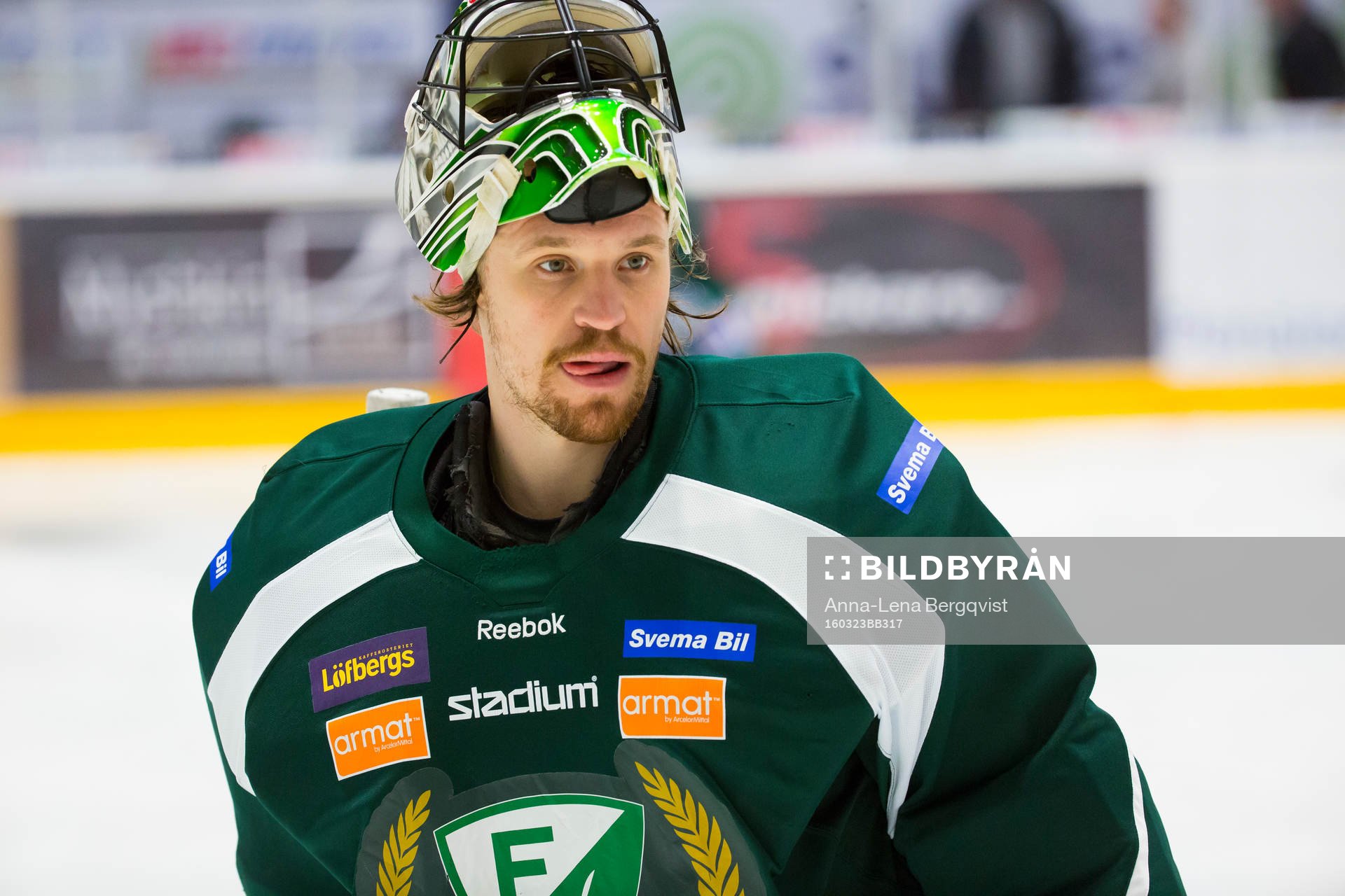 Färjestads målvakt Justin Pogge vid uppvärmningen innan