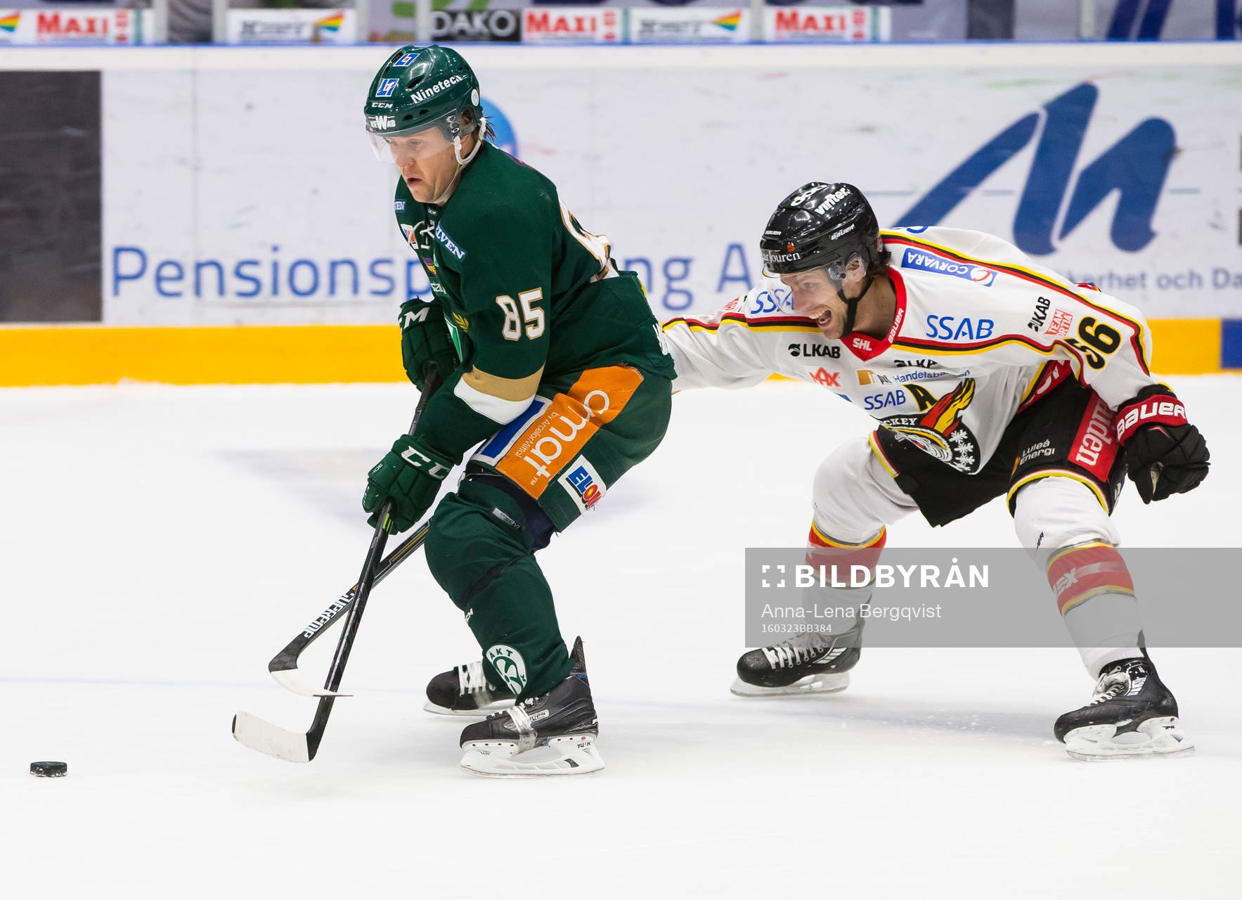 Färjestads Mikael Johansson jagas av Luleås Jonathan