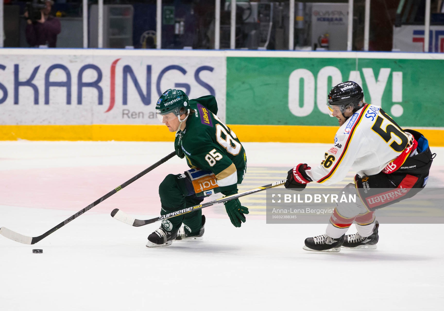 Färjestads Mikael Johansson jagas av Luleås Jonathan