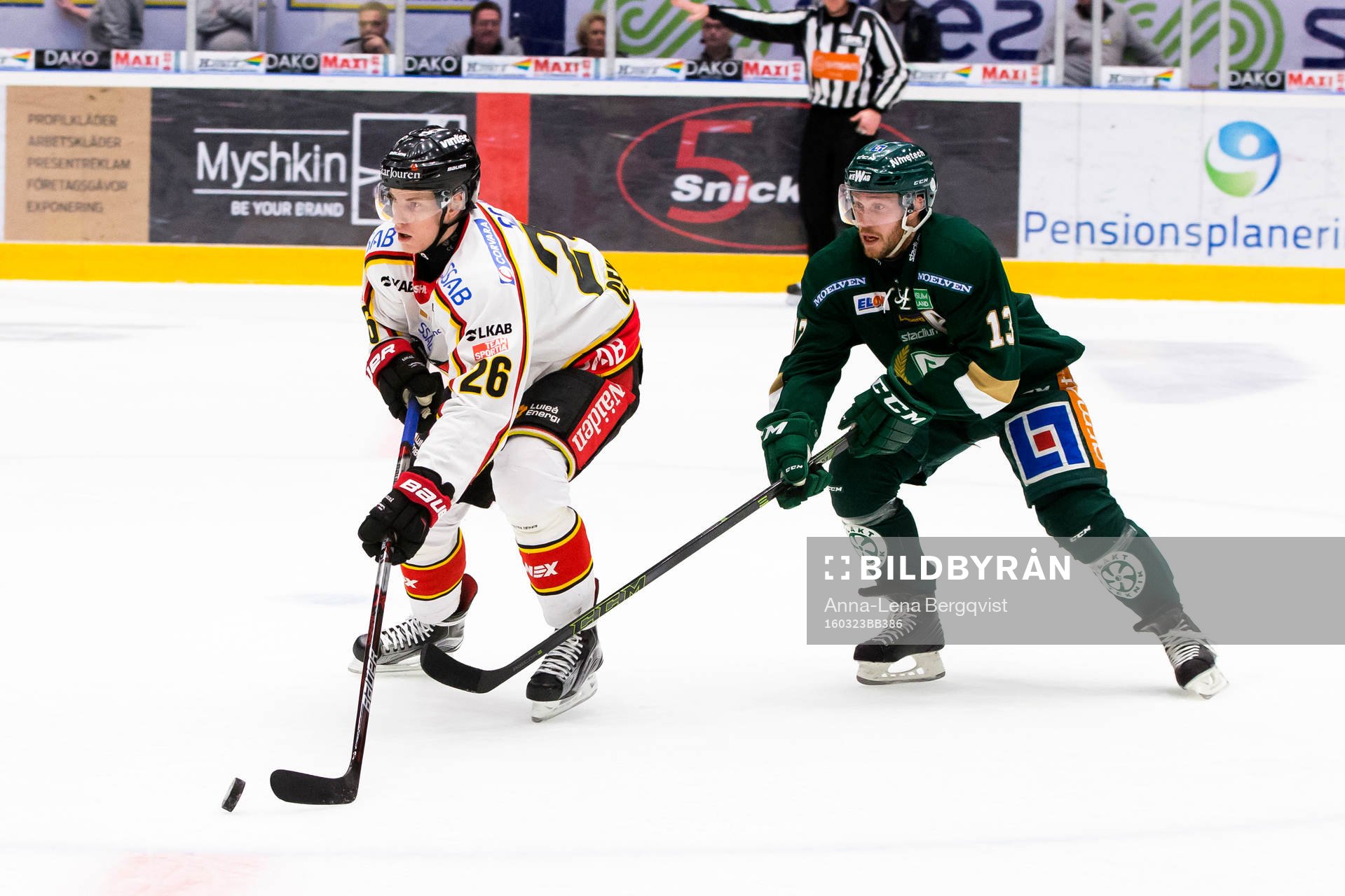 3 Luleås Peter Cehlarik  jagas av Färjestads Linus Persson