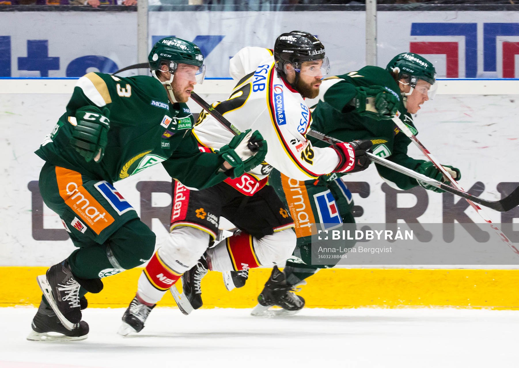Luleås Jacob Lagace hastar på mellan Färjestads Linus