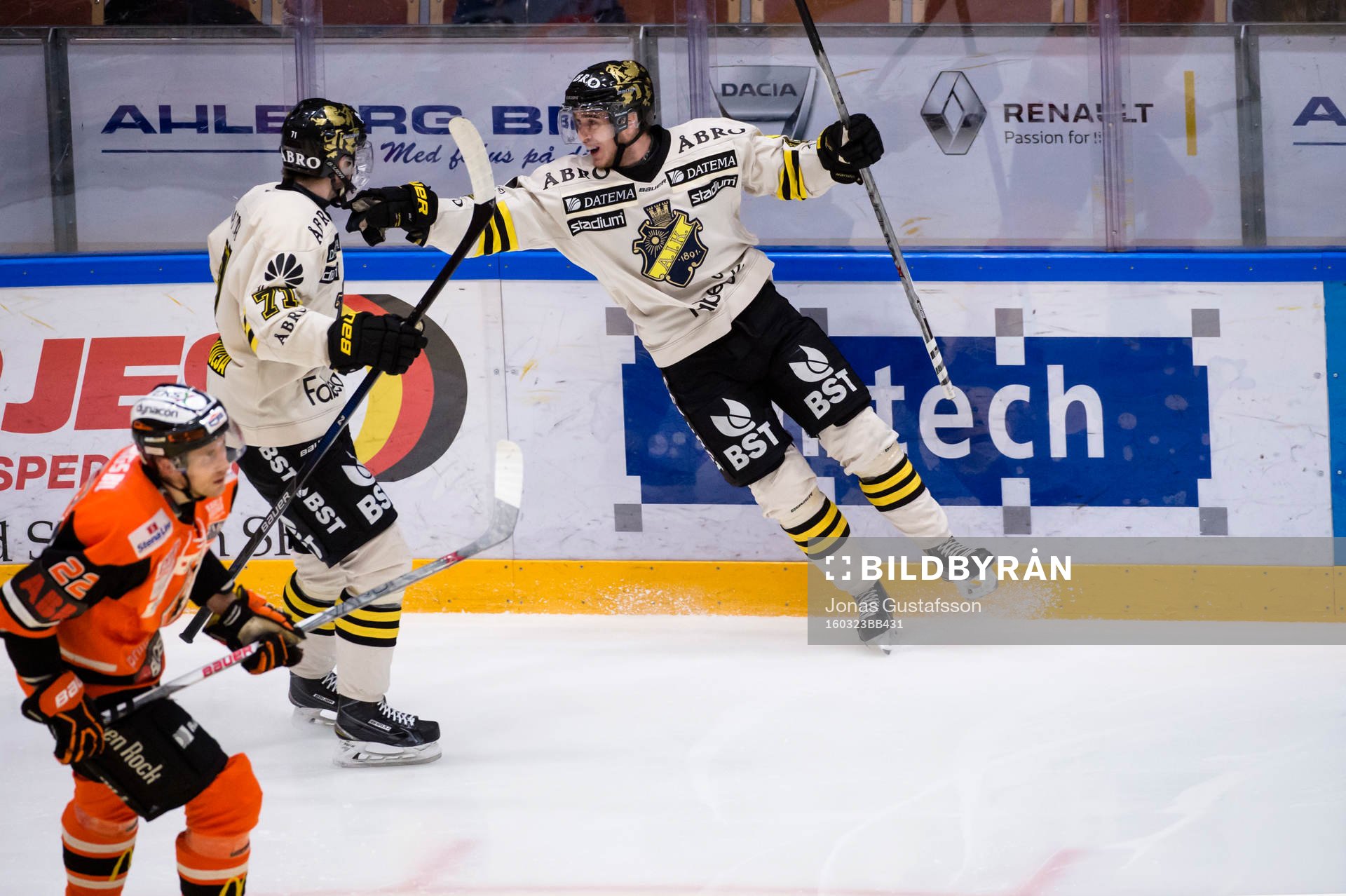 s Michael Lindqvist har gjort 0-1 och jublar
