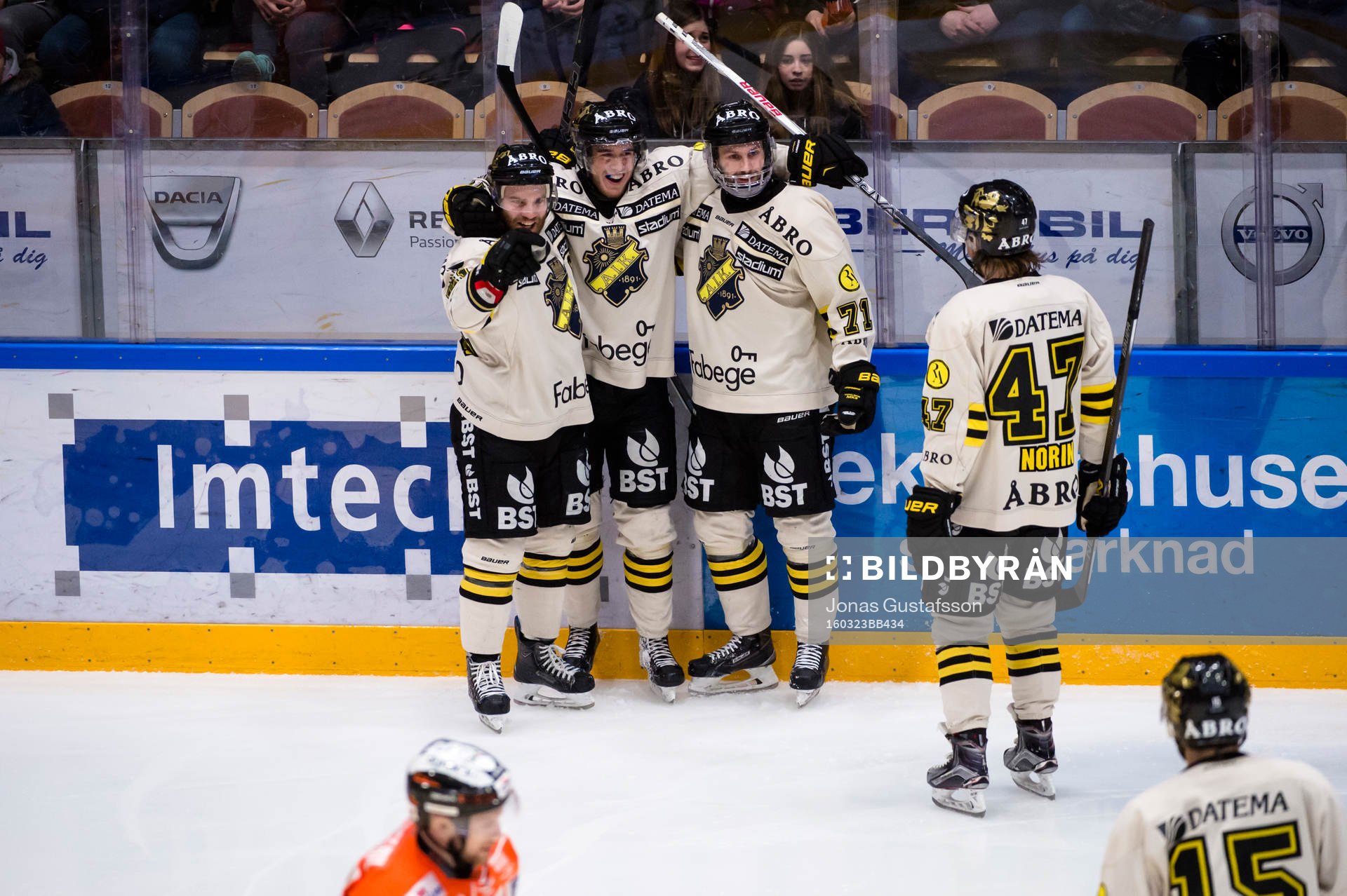 s Michael Lindqvist har gjort 0-1 och jublar