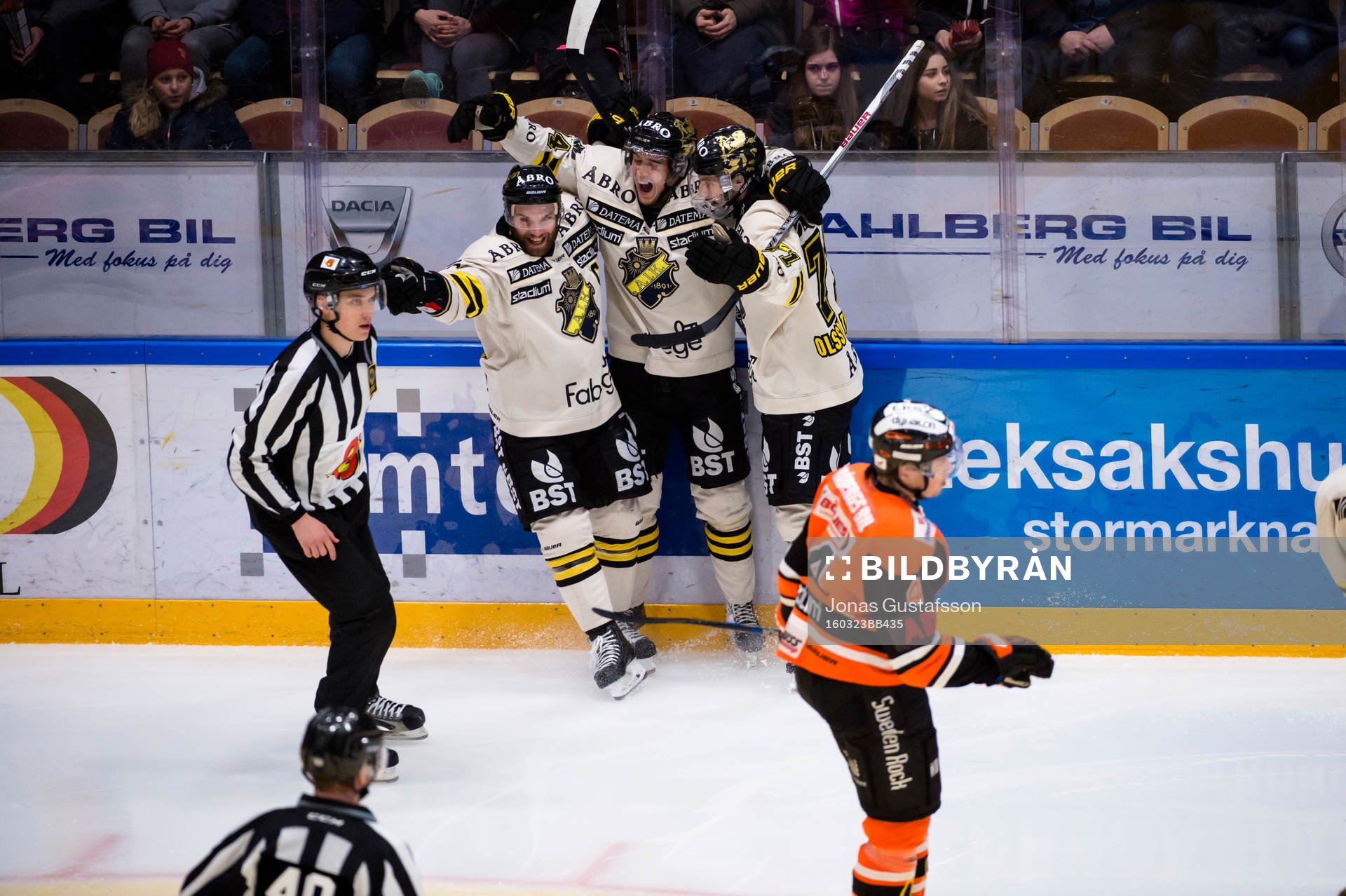s Michael Lindqvist har gjort 0-1 och jublar