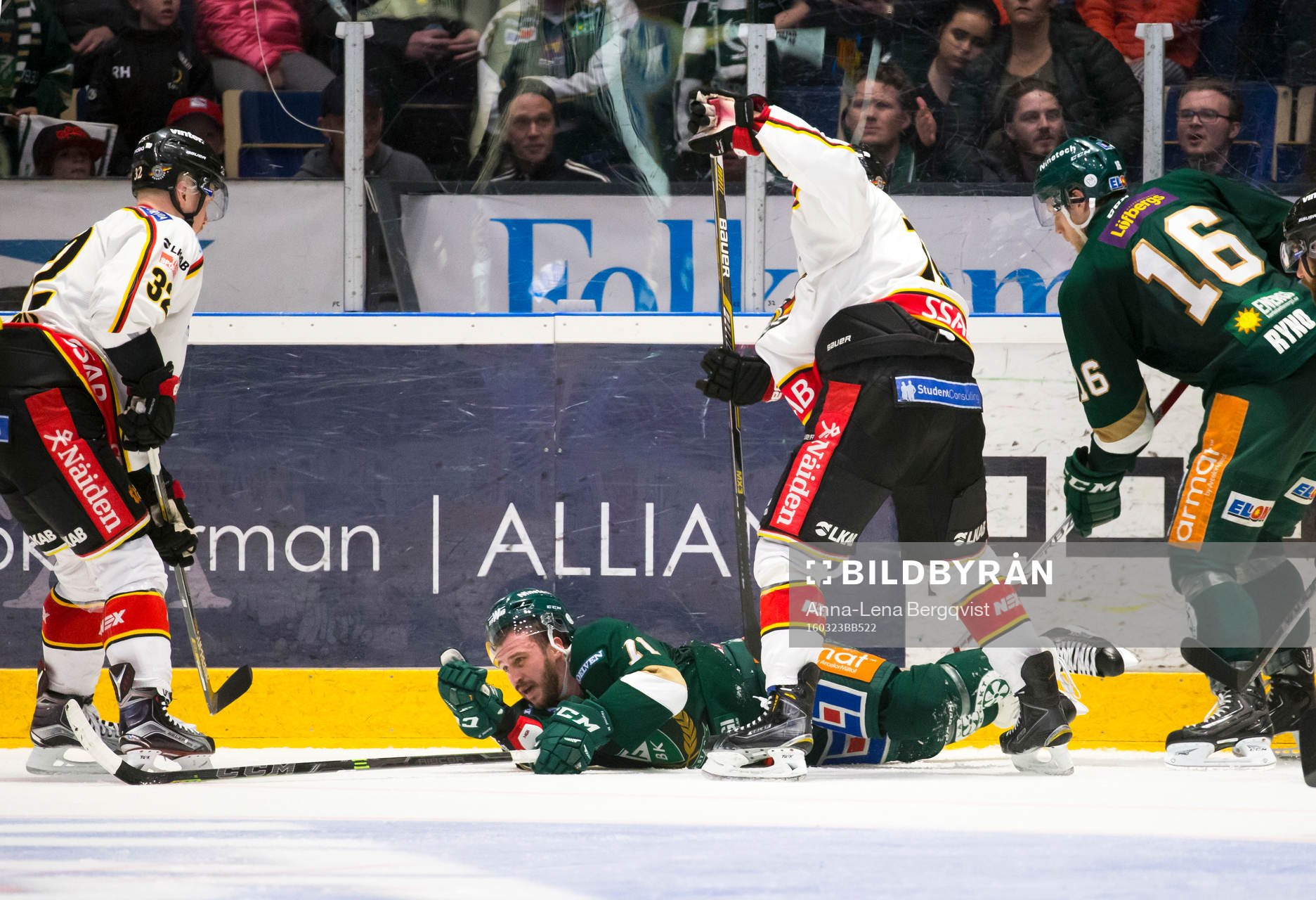 Luleås Lennart Petrell ser på när Färjestads Travis