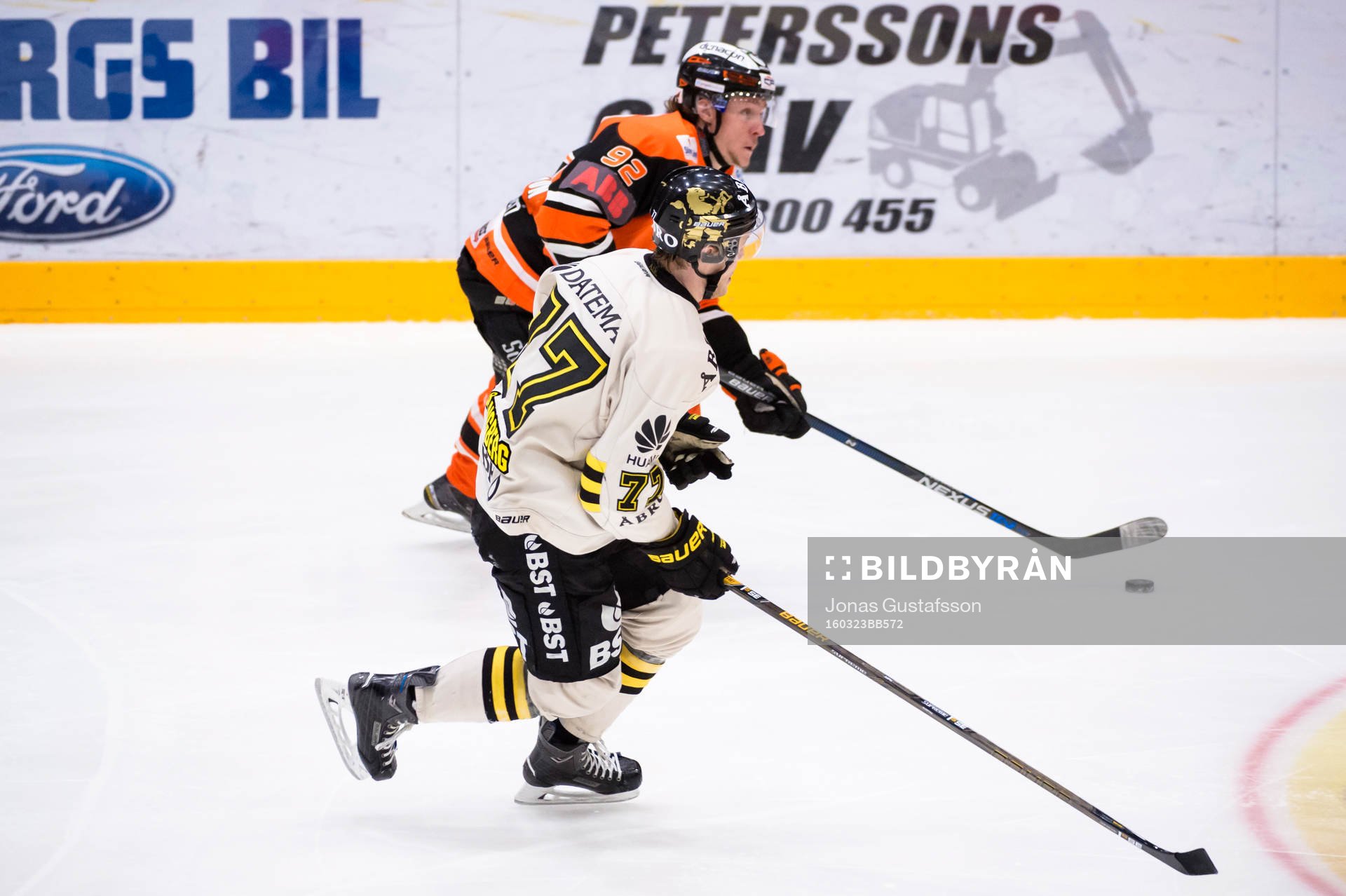 Karlskronas Jesper Olofsson med pucken