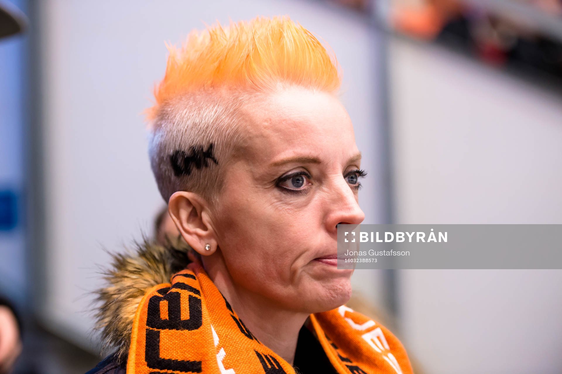 En supporter med Karlskronas logga i håret