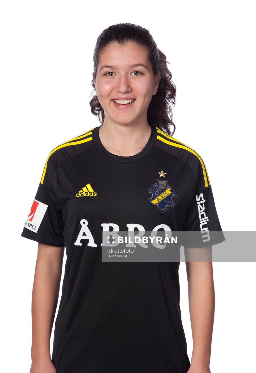 Loreta Kullashi poserar för ett porträtt den 23 mars 2016 i Stockholm.