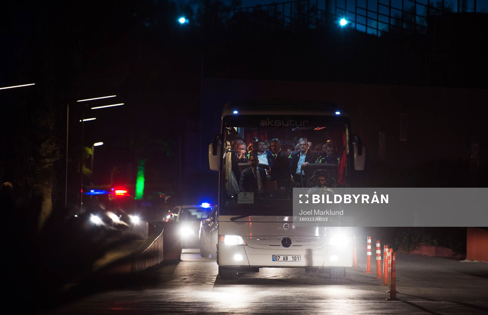 Sveriges fotbollslandslag anländer med poliseskort till