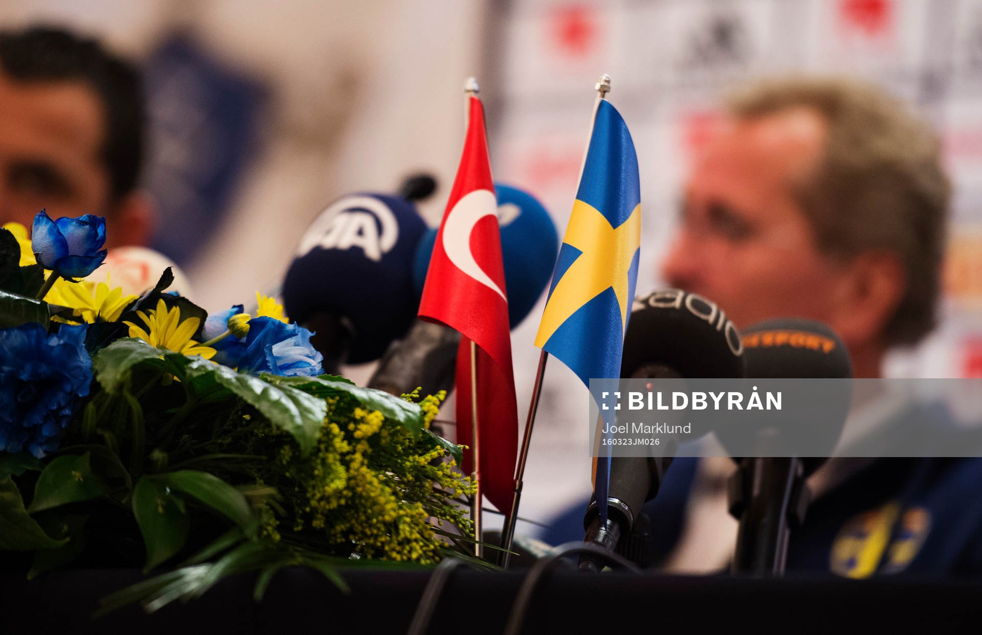 Turkiets och Sveriges flagga