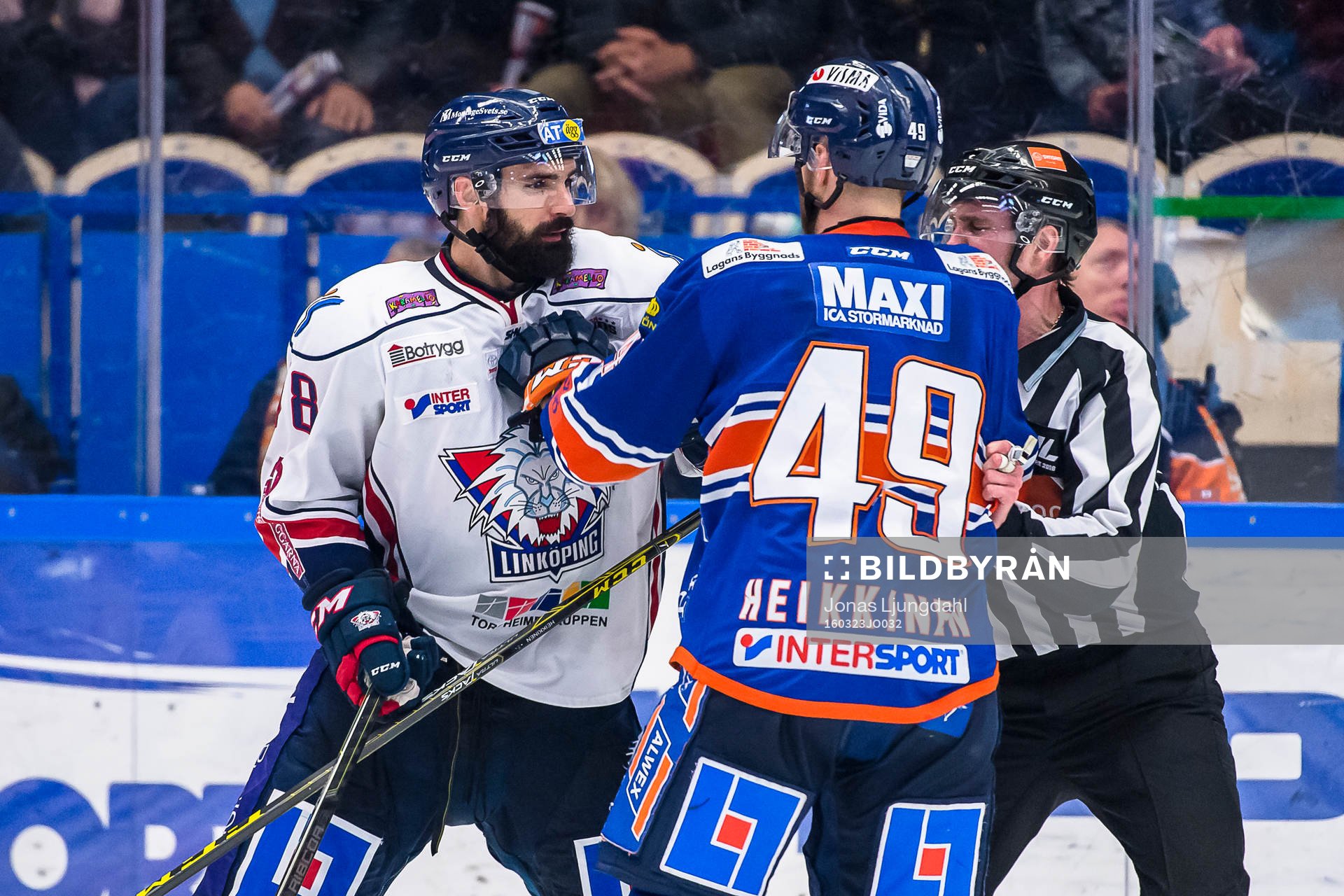 Gruff mellan Linköpings Daniel Rahimi och Växjös Ilkka