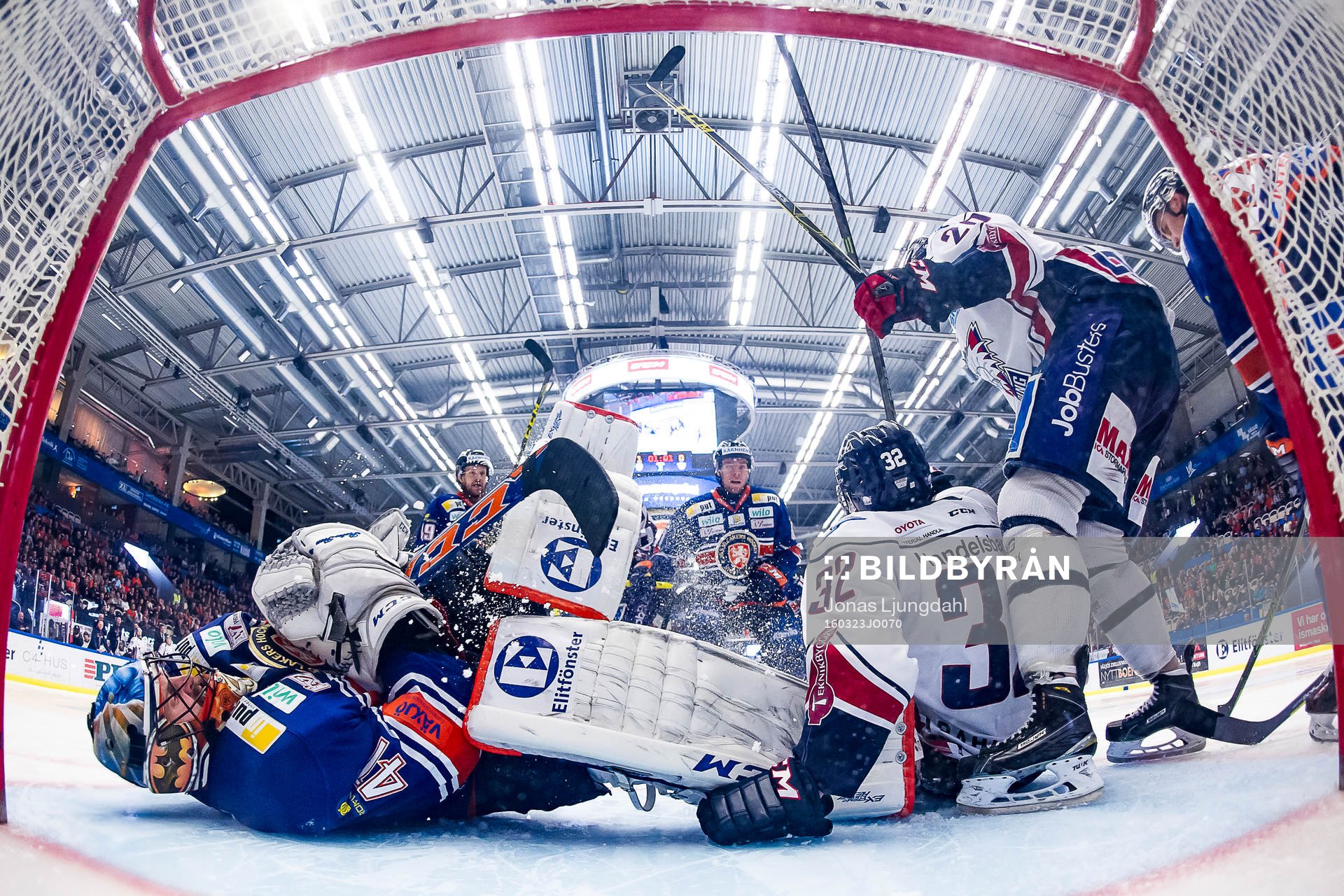 Linköpings Carl Dahlström och Nick Sörenssen krockar med
