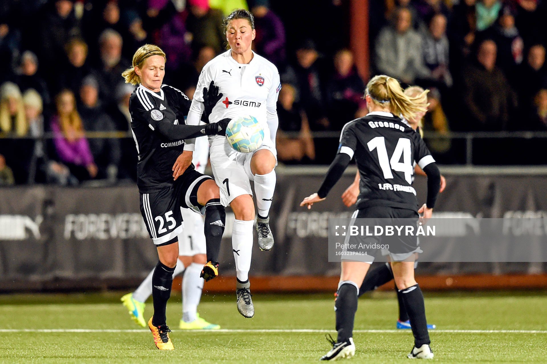 Frankfurts Saskia Bartusiak och Rosengårds Sara Björk Gunnarsdottir under fotbollsmatchen i Champions League mellan FC Rosengård och Frankfurt den 23 mars 2016 i Malmö.