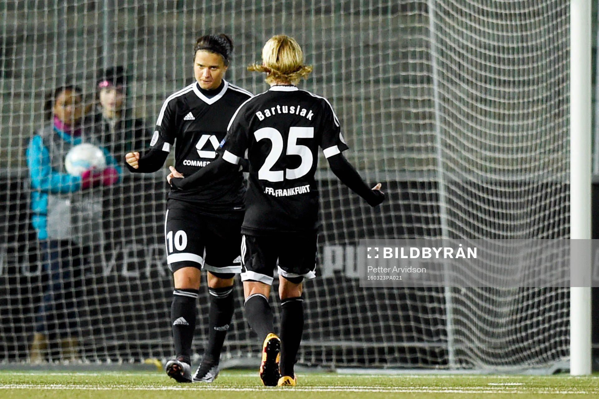 Frankfurts Dzsenifer Marozsán och Sophie Schmidt jublar