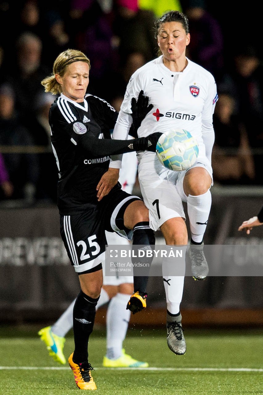 Frankfurts Saskia Bartusiak och Rosengårds Sara Björk Gunnarsdottir under fotbollsmatchen i Champions League mellan FC Rosengård och Frankfurt den 23 mars 2016 i Malmö.