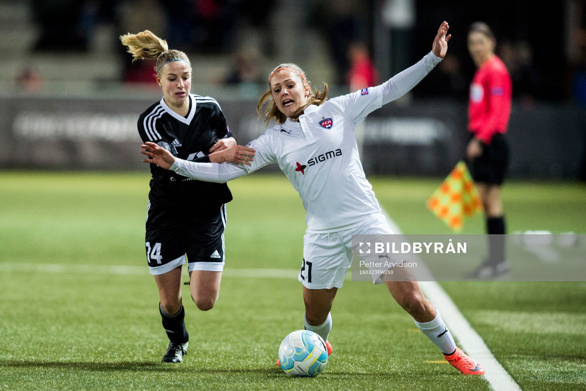 Frankfurts Jackie Groenen i kamp med Rosengårds Lieke Martens under fotbollsmatchen i Champions League mellan FC Rosengård och Frankfurt den 23 mars 2016 i Malmö.