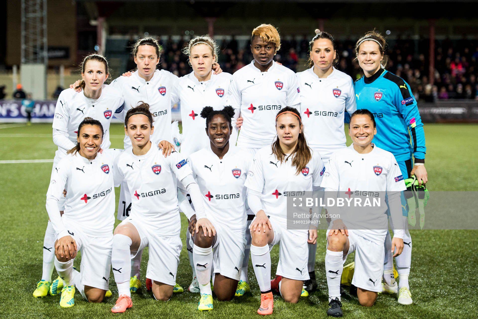 Rosengårds startelva ställer upp för en lagbild övre raden från vänster, Emma Berglund, Lina Nilsson, Katrin Schmidt, Gaëlle Enganamouit, Sara Björk Gunnarsdottir och målvakt Erin McLeod. Nedre raden från vänster, Marta Viera Da Silva, Nataša Andonova, Anita Asante, Lieke Martens och Alexandra Lowe Riley inför fotbollsmatchen i Champions League mellan FC Rosengård och Frankfurt den 23 mars 2016 i Malmö.
