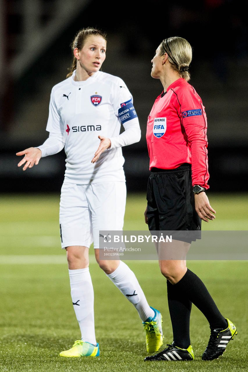 Rosengårds Emma Berglund i samtal med Domare Cristina