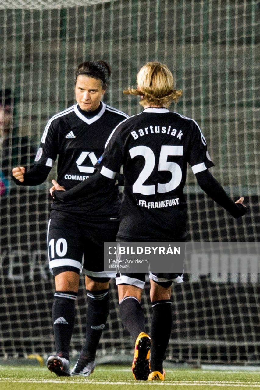 Frankfurts Dzsenifer Marozsán jublar mot Saskia Bartusiak