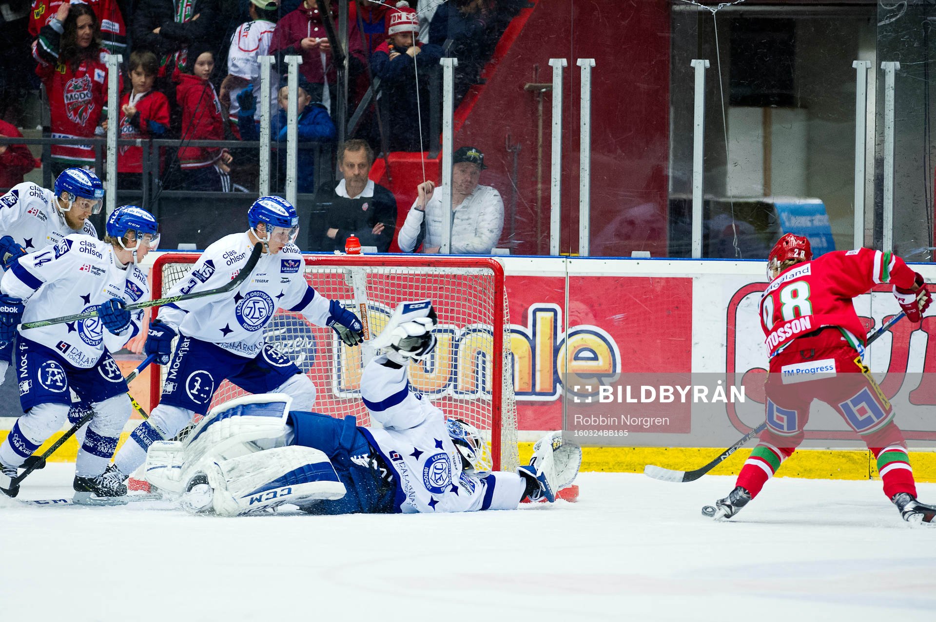 Modos Axel Ottosson skjuter mot Leksands målvakt Henrik