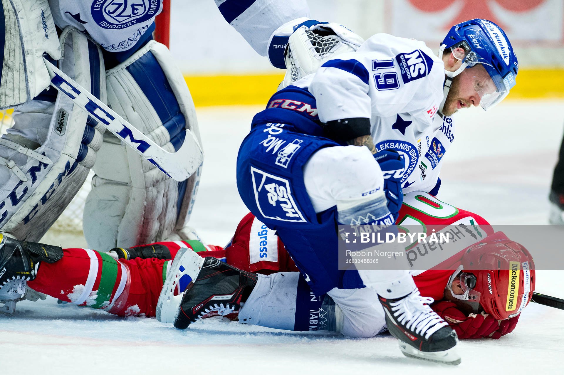 Leksands Alexander Ytterell tacklar Modos Byron Ritchie