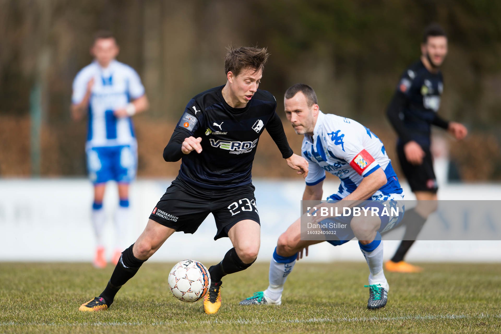 Randers Viktor Lundberg går förbi IFK Göteborgs Hjalmar
